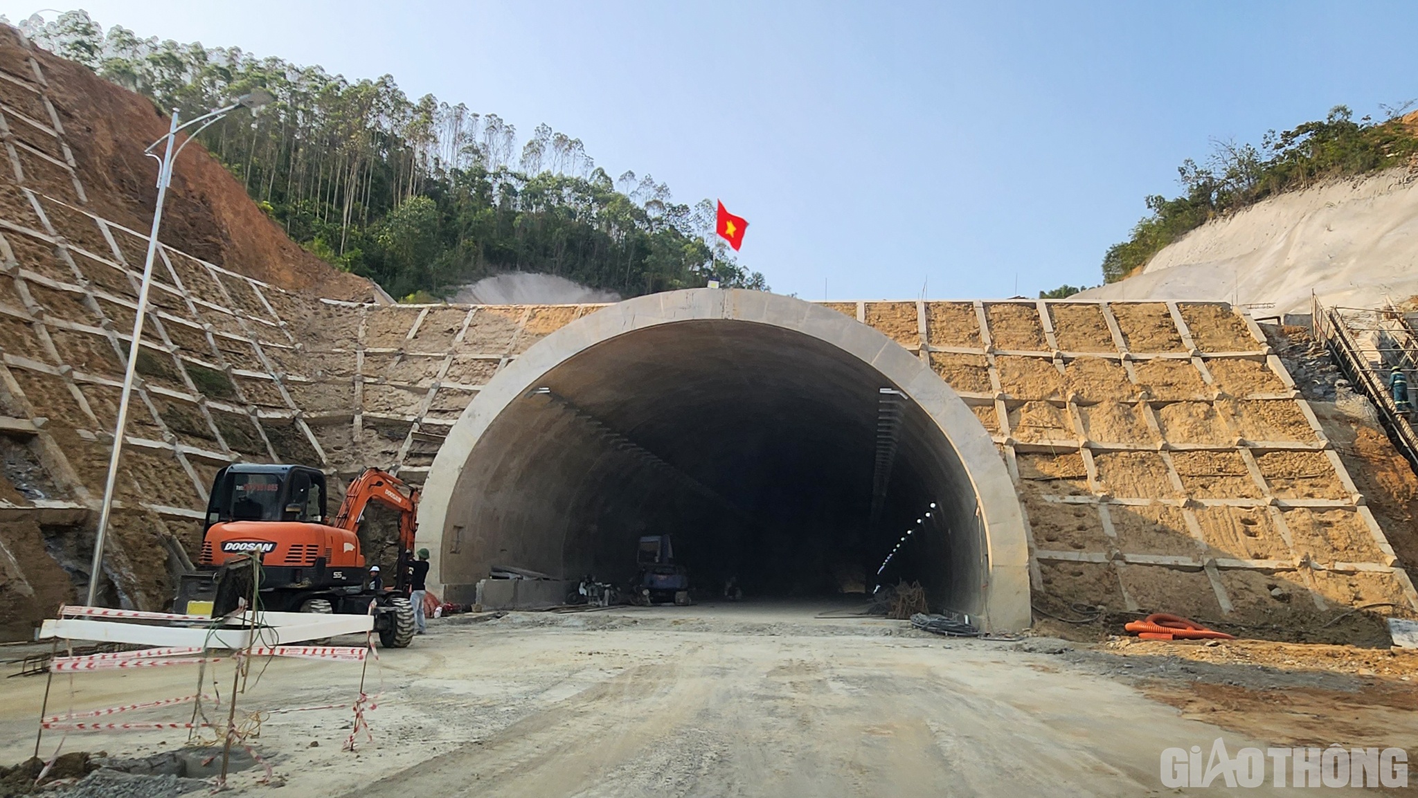 Tại hầm Trường Vinh (thuộc g&oacute;i thầu XL01) h&agrave;ng trăm c&ocirc;ng nh&acirc;n của C&ocirc;ng ty TNHH Tập đo&agrave;n Sơn Hải v&agrave; C&ocirc;ng ty CP Tập đo&agrave;n Đ&egrave;o Cả khẩn trương ho&agrave;n thiện c&aacute;c hạng mục phụ như nh&agrave; điều h&agrave;nh, m&aacute;i taluy dương&hellip;