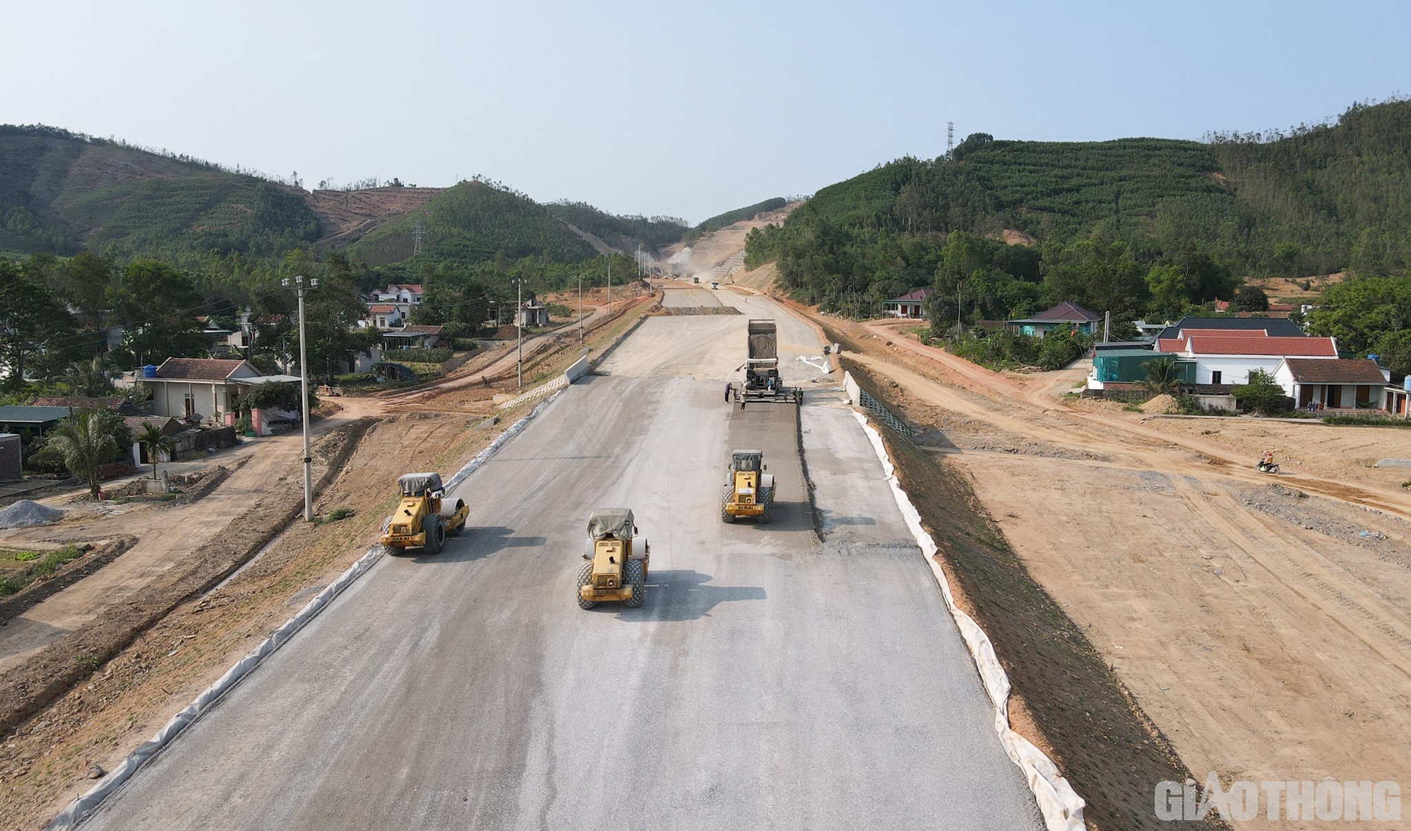 To&agrave;n tuyến đ&atilde; thi c&ocirc;ng được cấp phối đ&aacute; dăm loại 1 đạt 29,0/50km; cấp phối gia cố xi măng được 17,5/50km; b&ecirc; t&ocirc;ng nhựa rỗng (lớp 1) được 6,2km; b&ecirc; t&ocirc;ng nhựa chặt C19 (lớp 2) được 5,2km. Tranh thủ thời tiết thuận lợi, c&aacute;c nh&agrave; thầu đang t&iacute;ch cực triển khai để đẩy nhanh tiến độ thi c&ocirc;ng.