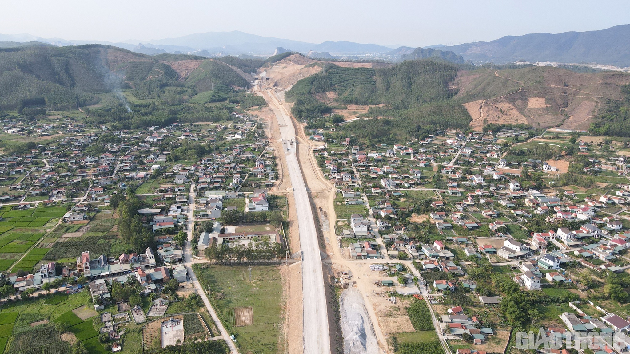 Dự &aacute;n th&agrave;nh phần đầu tư x&acirc;y dựng đoạn Nghi Sơn - Diễn Ch&acirc;u thuộc Dự &aacute;n x&acirc;y dựng một số đoạn đường bộ cao tốc tr&ecirc;n tuyến Bắc - Nam ph&iacute;a đ&ocirc;ng giai đoạn 2017-2020 c&oacute; tổng chiều d&agrave;i 50km, đi qua địa phận 2 tỉnh Thanh Ho&aacute; v&agrave; Nghệ An, tổng mức đầu tư 7.293,22 tỷ đồng. Dự &aacute;n được chia l&agrave;m 4 g&oacute;i thầu, do Ban QLDA 6 (Bộ GTVT) quản l&yacute;, được triển khai thực hiện từ th&aacute;ng 7/2021. Theo chỉ đạo của Thủ tướng Ch&iacute;nh phủ, Bộ GTVT sẽ th&ocirc;ng xe v&agrave;o th&aacute;ng 7/2023.