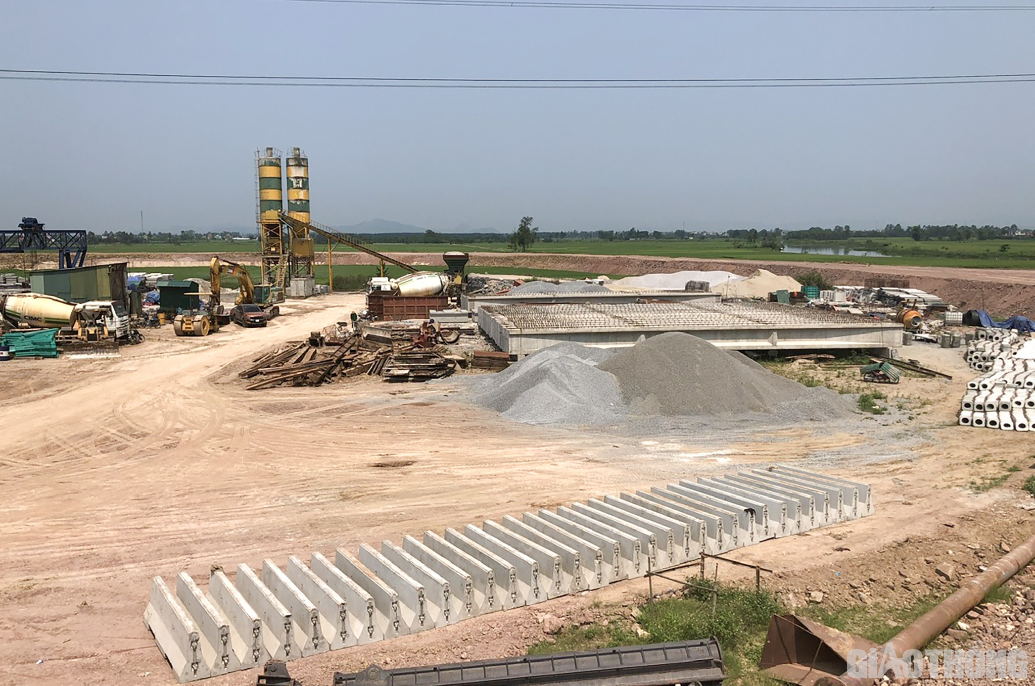 Ngo&agrave;i ra, C&ocirc;ng ty Trường Sơn cũng đ&atilde; bố tr&iacute; đủ 24 ng&agrave;n khối vật liệu dạng hạt (loại vật liệu để đắp sau mố cầu v&agrave; mố hầm chui); cũng như tập kết được 17/24 ng&agrave;n khối đ&aacute; dăm c&aacute;c loại. Dự kiến trong th&aacute;ng 7 sẽ th&ocirc;ng xe n&uacute;t giao l&ecirc;n xuống QL7A v&agrave; hết th&aacute;ng 8/2023 sẽ th&ocirc;ng xe to&agrave;n đoạn như chỉ đạo của Bộ GTVT.