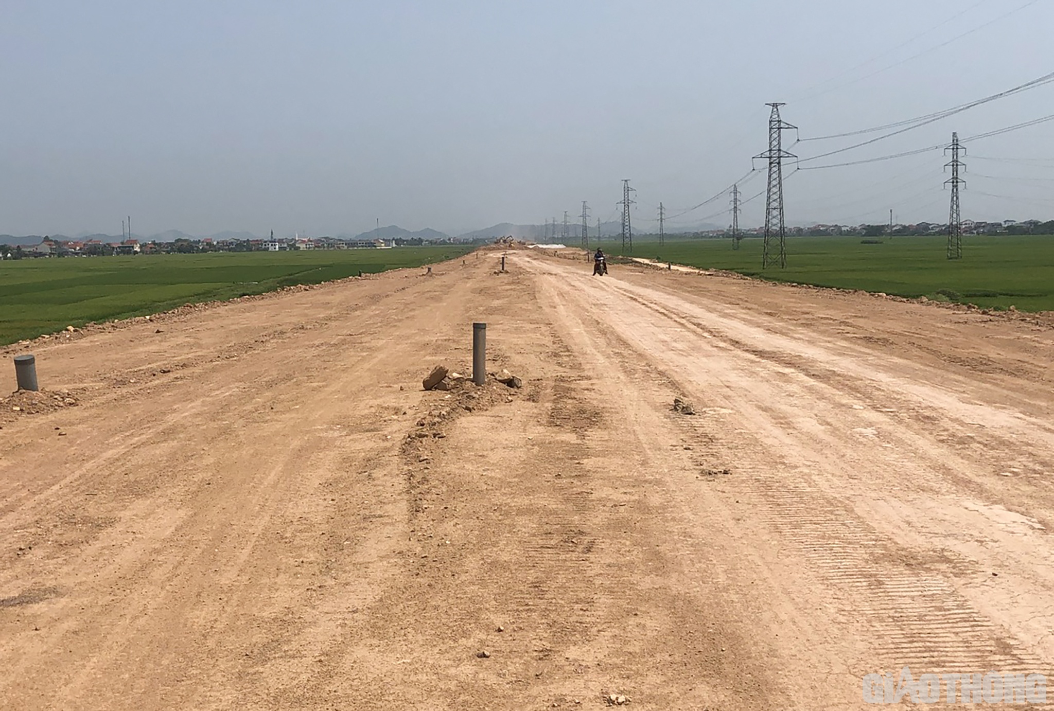 To&agrave;n thể c&aacute;n bộ, kỹ sư tr&ecirc;n c&ocirc;ng trường phải th&ocirc;ng hiểu, qu&aacute;n triệt v&agrave; quyết t&acirc;m thực hiện tốt, đầy đủ mọi biện ph&aacute;p để đảm bảo trật tự, ATGT, vệ sinh m&ocirc;i trường, ph&ograve;ng chống ch&aacute;y nổ&hellip; Khu vực giao với quốc lộ, tỉnh lộ, đường huyện&hellip; giao cắt, gần với tuyến đường cao tốc đang thi c&ocirc;ng, nh&agrave; thầu phải bố tr&iacute; m&aacute;y bơm, nh&acirc;n lực để rửa b&aacute;nh xe vận chuyển đảm bảo c&aacute;c xe kh&ocirc;ng mang theo đất c&aacute;t từ c&ocirc;ng trường ra ngo&agrave;i&hellip;