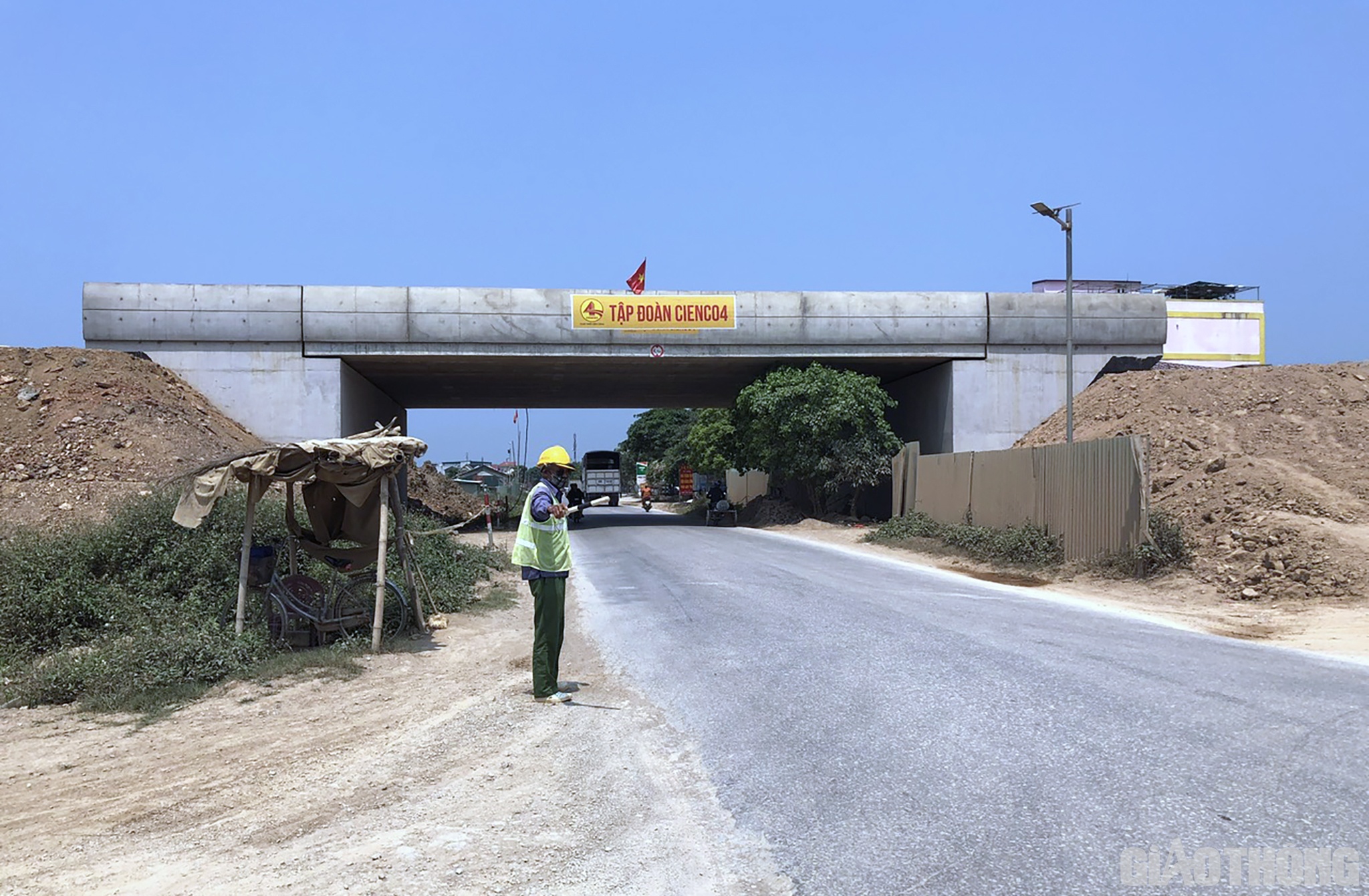 Theo &ocirc;ng Lưu: Tuyến Cao tốc Nghi Sơn - Diễn Ch&acirc;u, Cienco 4 thi c&ocirc;ng 5km đường v&agrave; 3 cầu (cầu Diễn Li&ecirc;n, cầu Diễn Quảng v&agrave; cầu Diễn Đồng). Đến nay, sản lượng thi c&ocirc;ng đạt khoảng hơn 70% gi&aacute; trị. Trong dịp lễ tới, Tập đo&agrave;n vẫn bố tr&iacute; 6-7 mũi thi c&ocirc;ng với hơn 100 c&aacute;n bộ, kỹ sư, c&ocirc;ng nh&acirc;n v&agrave; h&agrave;ng chục m&aacute;y m&oacute;c, thiết bị.