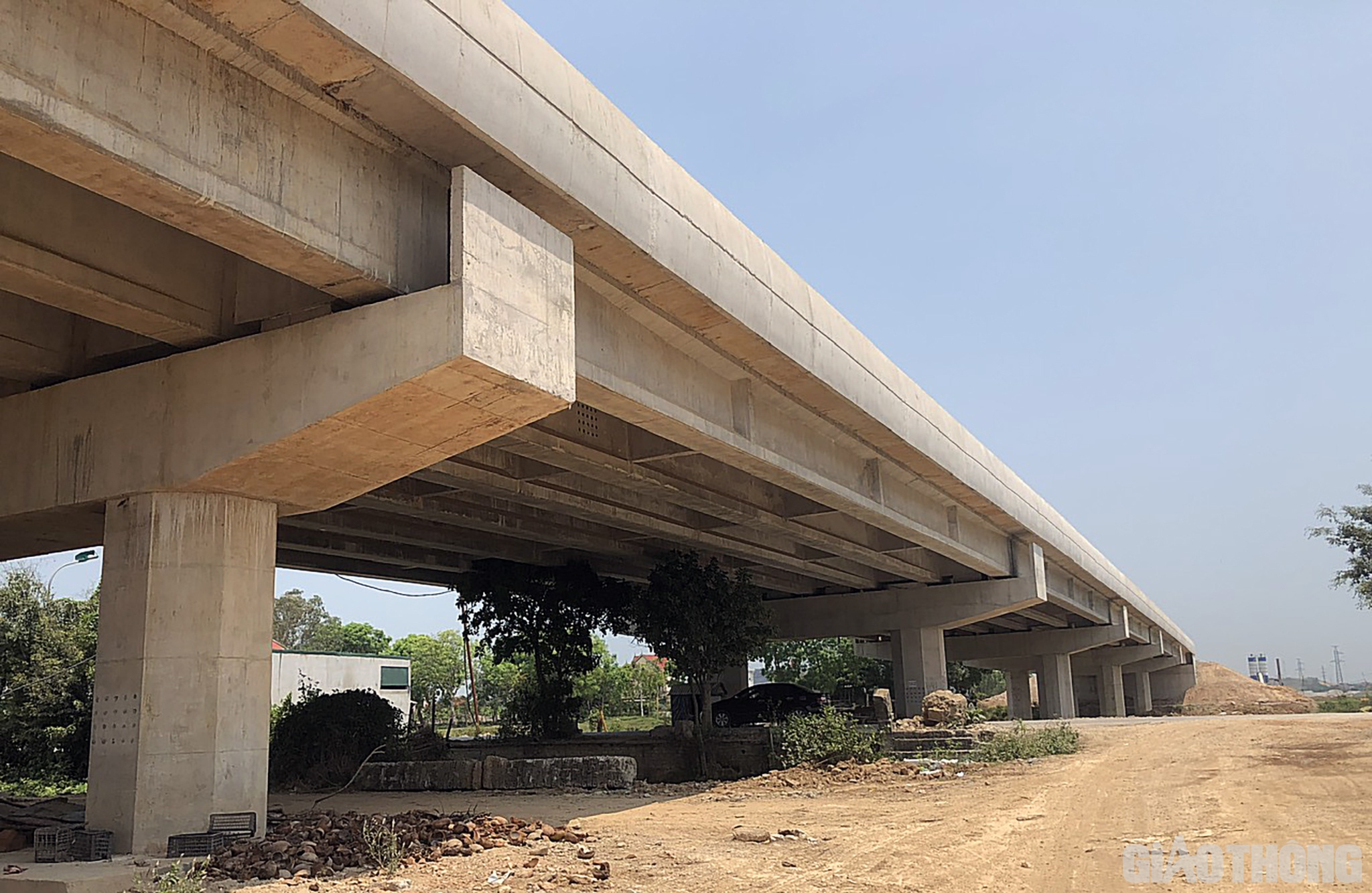 V&agrave;o ban đ&ecirc;m, tại c&aacute;c vị tr&iacute; giao cắt giữa tuyến đường cao tốc đang thi c&ocirc;ng với quốc lộ, tỉnh lộ, đường huyện, đường x&atilde;&hellip; nh&agrave; thầu phải kiểm tra, r&agrave; so&aacute;t, lắp đặt đầy đủ biến b&aacute;o c&ocirc;ng trường c&oacute; gắn phản quang, bố tr&iacute; ti&ecirc;u phản quang từ xa, lắp đ&egrave;n t&iacute;n hiệu, lắp đủ đ&egrave;n chiếu s&aacute;ng tr&ecirc;n to&agrave;n phạm vi giao cắt giữa phạm vi dự &aacute;n với đường đang lưu th&ocirc;ng&hellip;