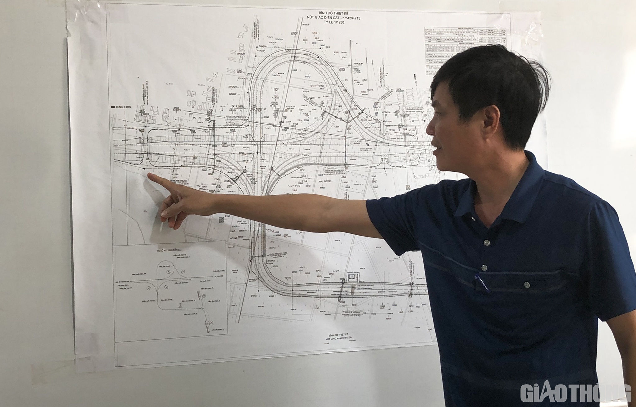 &ldquo;G&oacute;i thầu XL04, Trường Sơn thi c&ocirc;ng 900m, trong đ&oacute;  100% l&agrave; đất yếu. Theo hợp đồng, thời gian thi c&ocirc;ng l&agrave; 24 th&aacute;ng kể từ th&aacute;ng 7/2021, nhưng do b&agrave;n giao mặt bằng chậm mất 12 th&aacute;ng. Ngo&agrave;i ra, thời gian gia tải phải mất khoảng 7 th&aacute;ng. Tuy nhi&ecirc;n, đến nay tiến độ chung vẫn đảm bảo&rdquo;, kỹ sư Trương Quang Long, Chỉ huy trưởng C&ocirc;ng ty CP ĐTXD Trường Sơn th&ocirc;ng tin.