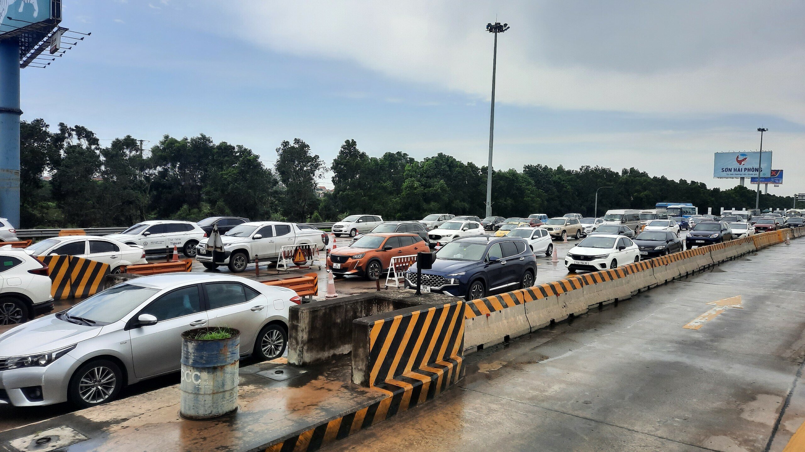 H&ocirc;m nay (29/4), ng&agrave;y đầu ti&ecirc;n của kỳ nghỉ lễ 30/4 - 1/5, trước trạm thu ph&iacute; hướng H&agrave; Nội đi Hải Ph&ograve;ng của cao tốc H&agrave; Nội - Hải Ph&ograve;ng &ugrave;n tắc k&eacute;o d&agrave;i nhiều km