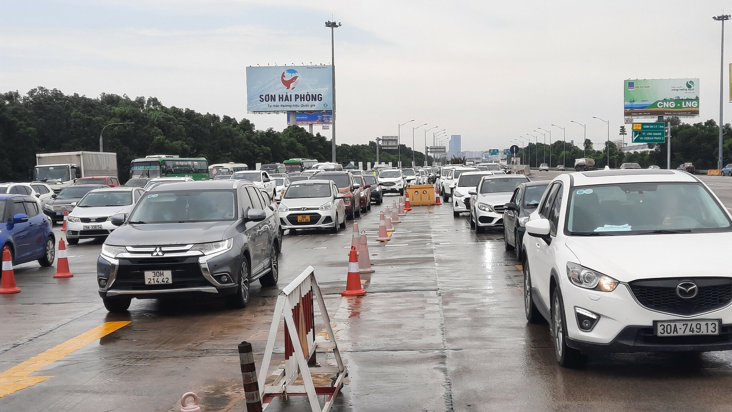 &Ocirc;ng L&ecirc; Văn H&ugrave;ng cũng cho biết, dự b&aacute;o trong ng&agrave;y h&ocirc;m nay, chỉ t&iacute;nh ri&ecirc;ng điểm trạm thu ph&iacute; (đầu H&agrave; Nội) sẽ tiếp nhận khoảng 60 ngh&igrave;n phương tiện (40 ngh&igrave;n lượt v&agrave;o, v&agrave; 20 ngh&igrave;n lượt ra)