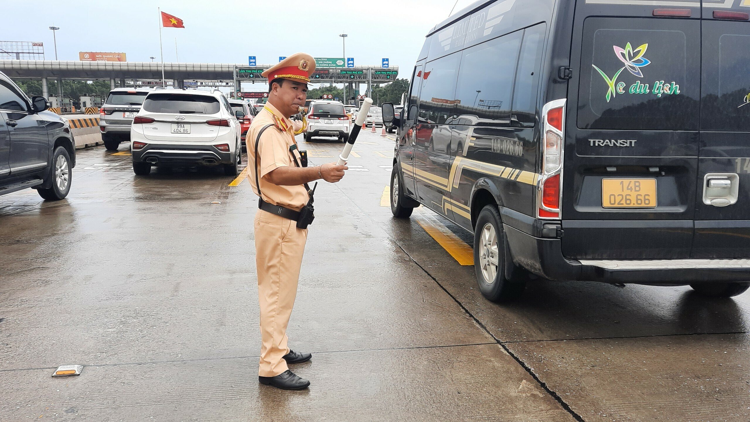 Để bảo đảm an to&agrave;n v&agrave; tr&aacute;nh xung đột giao th&ocirc;ng, lực lượng CSGT cũng đ&atilde; c&oacute; mặt trước trạm thu ph&iacute; cao tốc H&agrave; Nội - Hải Ph&ograve;ng để ph&acirc;n luồng hướng dẫn, điều tiết giao th&ocirc;ng