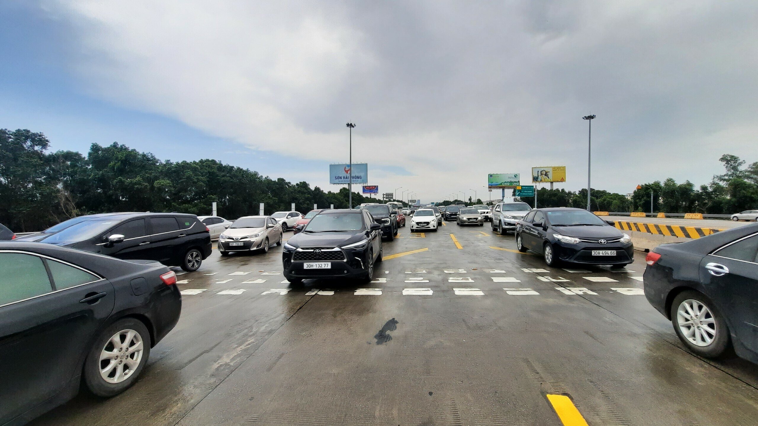 V&igrave; lượng xe đ&ocirc;ng n&ecirc;n thực tế di chuyển tr&ecirc;n cao tốc H&agrave; Nội - Hải Ph&ograve;ng, nhiều đoạn c&aacute;c t&agrave;i xế kh&ocirc;ng thể đi tốc độ cao