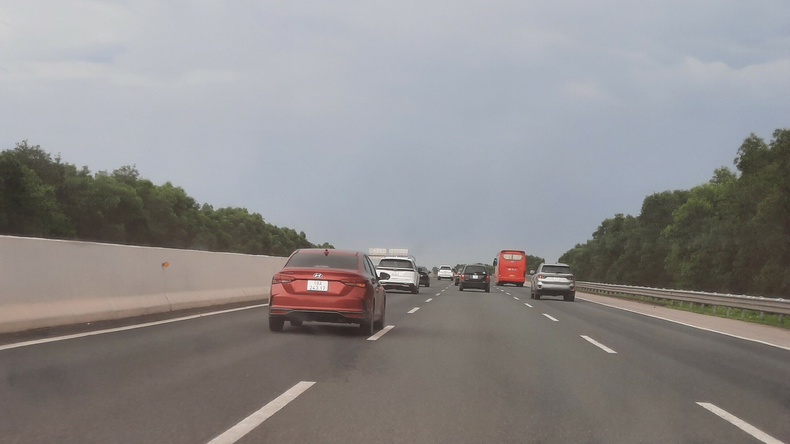 "T&ocirc;i cũng thường xuy&ecirc;n di chuyển tr&ecirc;n cao tốc H&agrave; Nội - Hải Ph&ograve;ng, lần đầu ti&ecirc;n t&ocirc;i thấy lượng xe đ&ocirc;ng như thế. Rất nhiều đoạn t&ocirc;i chỉ chạy dưới 100km/h v&igrave; lượng xe đi lại tr&ecirc;n đ&acirc;y nhiều kh&ocirc;ng thể đi tốc độ cao hơn", anh Nguyễn Văn Quốc cho hay