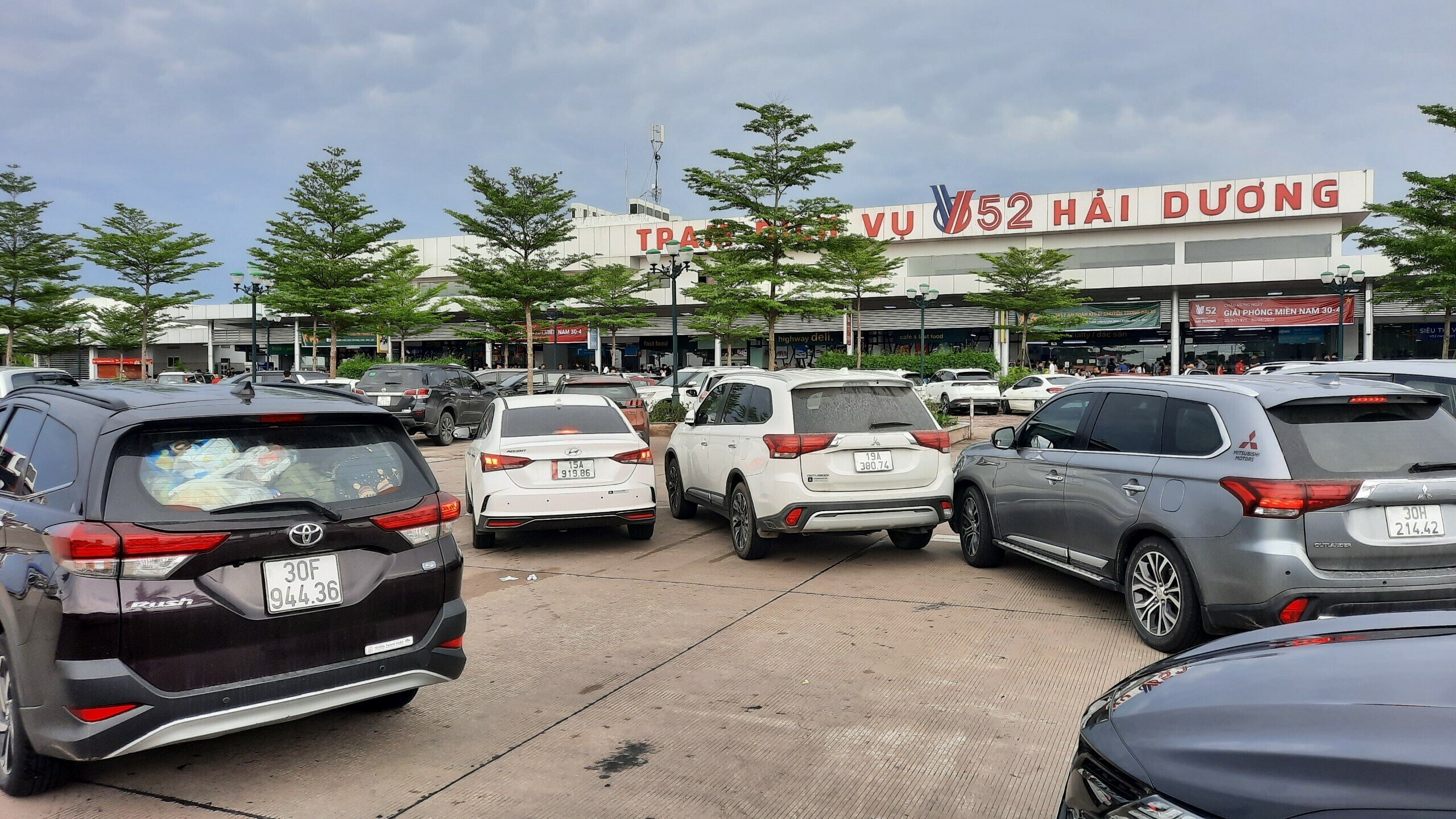 Tại c&aacute;c trạm dừng nghỉ tr&ecirc;n cao tốc H&agrave; Nội - Hải Ph&ograve;ng, cũng c&oacute; rất đ&ocirc;ng phương tiện v&agrave; người dừng nghỉ