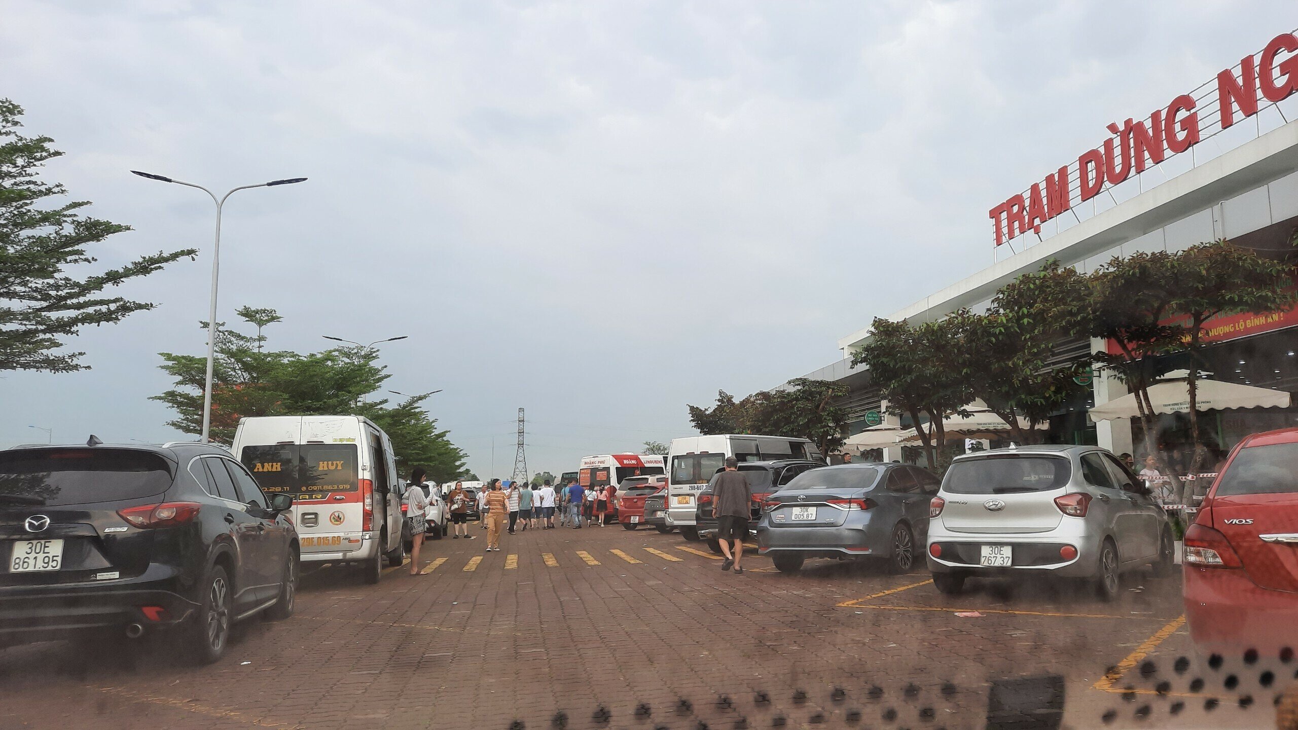 "Ch&uacute;ng t&ocirc;i phải chờ kh&aacute; l&acirc;u mới mua được đồ ăn, thức uống v&igrave; số lượng người v&agrave; xe dừng ở trạm dựng nghỉ qu&aacute; đ&ocirc;ng. Chưa bao giờ t&ocirc;i thấy những trạm dừng nghỉ tr&ecirc;n cao tốc H&agrave; Nội - Hải Ph&ograve;ng lại đ&ocirc;ng như h&ocirc;m nay", chị Vũ Hồng Loan cho hay