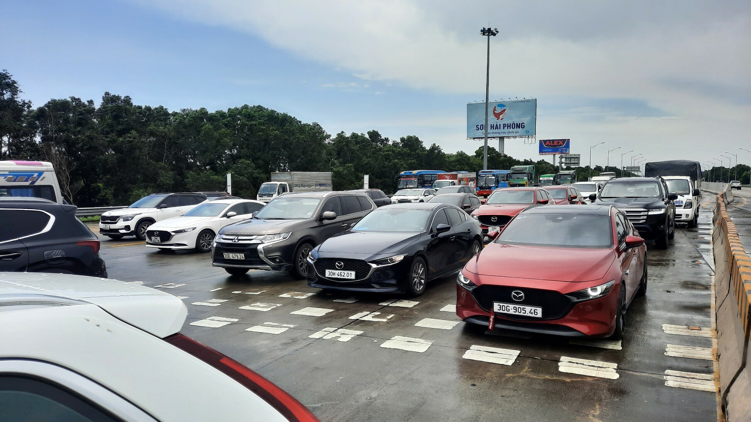 Ngay từ s&aacute;ng, lưu lượng xe đổ về nhiều n&ecirc;n gần 10km từ đầu cầu Thanh Tr&igrave; đến gần trạm thu ph&iacute; của cao tốc H&agrave; Nội - Hải Ph&ograve;ng đều di chuyển kh&oacute; khăn