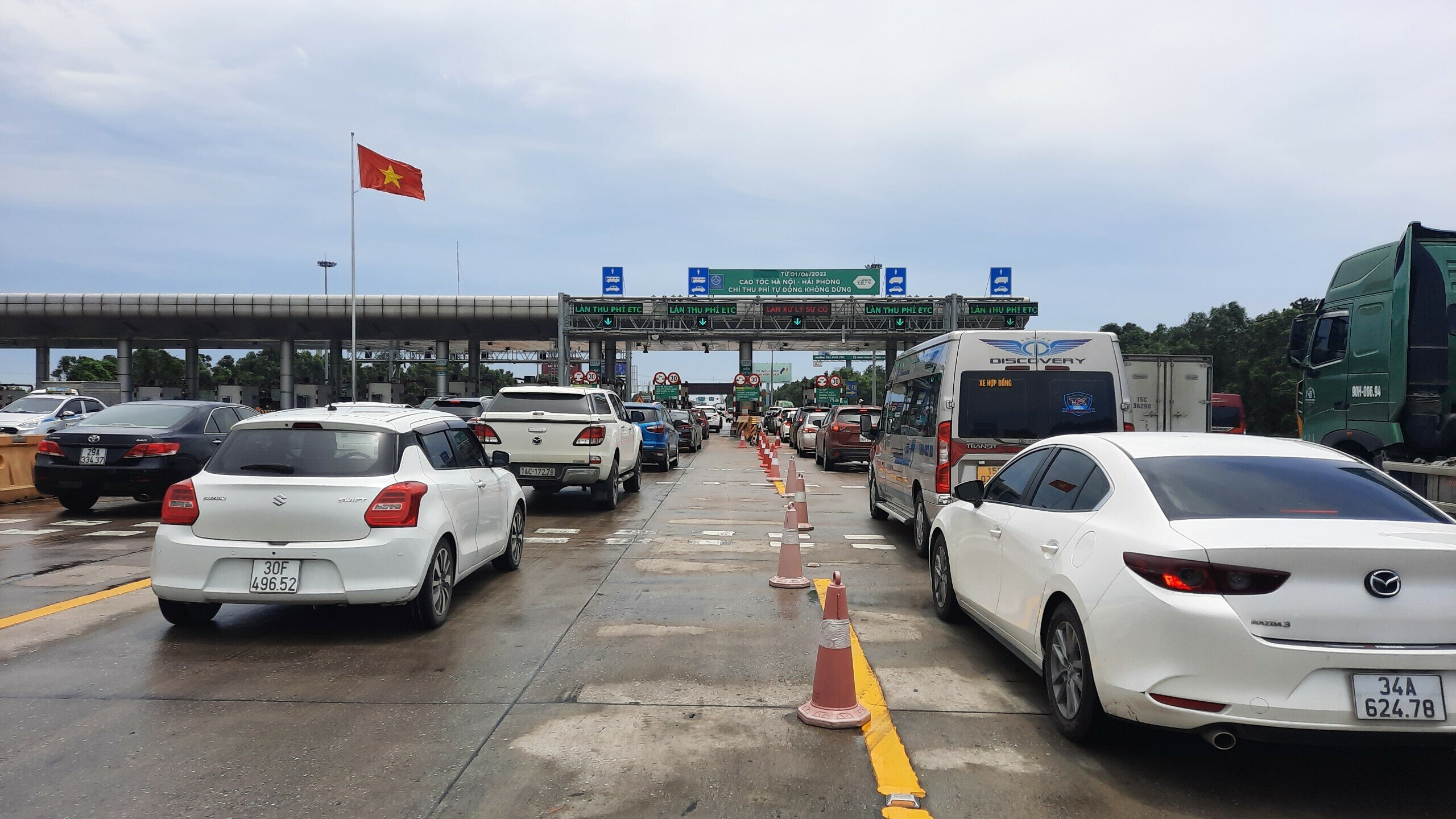 C&agrave;ng về gần điểm trạm thu ph&iacute; th&igrave; tốc độ của phương tiện c&agrave;ng chậm dần do lượng &ocirc; t&ocirc; qu&aacute; đ&ocirc;ng