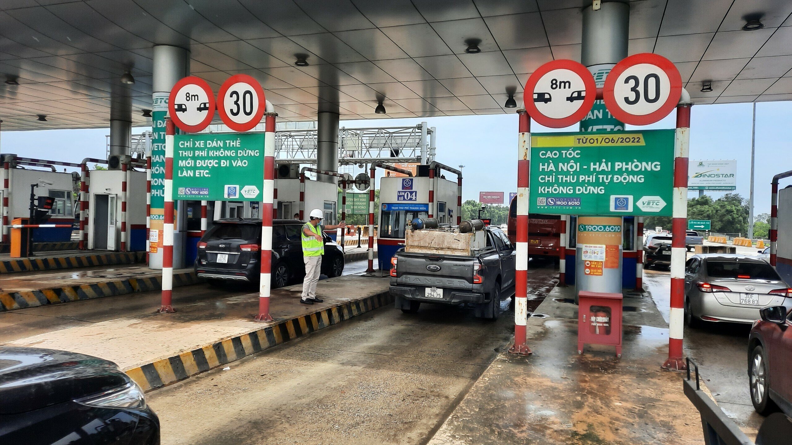 Ghi nhận thực tế của PV B&aacute;o Giao th&ocirc;ng cho thấy, trạm thu ph&iacute; kh&ocirc;ng dừng ở đ&acirc;y vẫn hoạt động b&igrave;nh thường, kh&ocirc;ng c&oacute; sự cố n&agrave;o xảy ra