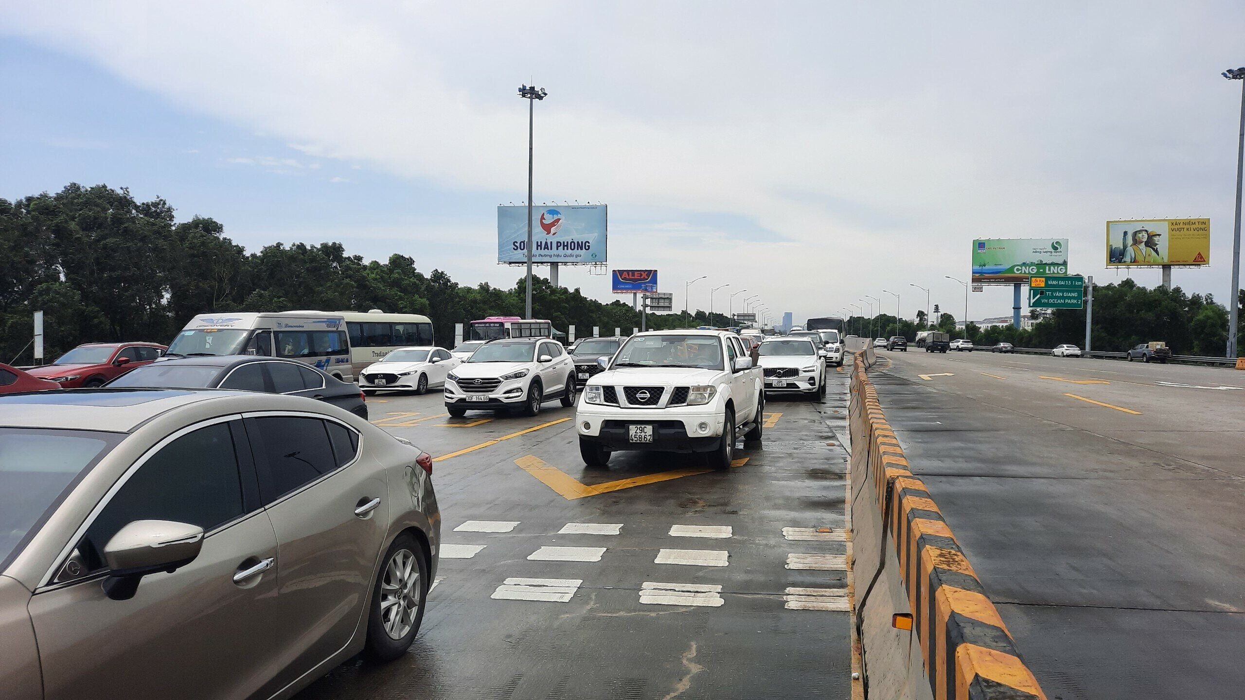 C&agrave;ng về trưa, lượng phương tiện đổ về cao tốc H&agrave; Nội - Hải Ph&ograve;ng c&agrave;ng đ&ocirc;ng, v&igrave; thế đoạn đường dẫn v&agrave;o trạm thu ph&iacute; &ugrave;n tắc nghi&ecirc;m trọng hơn