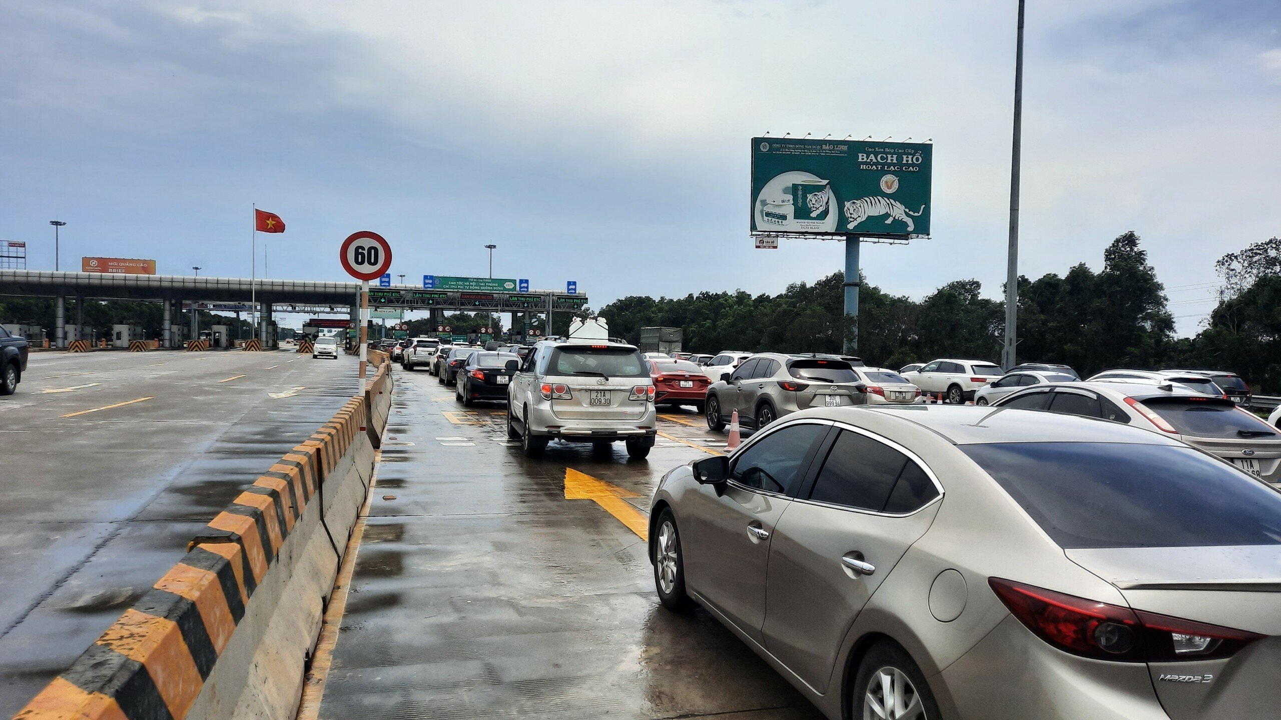 "Từ cầu Thanh Tr&igrave; đi qua được trạm thu ph&iacute; n&agrave;y t&ocirc;i mất gần 2 tiếng, b&igrave;nh thường chỉ 15 - 20 ph&uacute;t l&agrave; c&oacute; thể qua đoạn n&agrave;y. H&ocirc;m nay, đoạn đường n&agrave;y c&ograve;n đ&ocirc;ng xe hơn l&agrave; dịp nghỉ Tết Nguy&ecirc;n đ&aacute;n", anh Ph&ugrave;ng Quang Việt cho hay