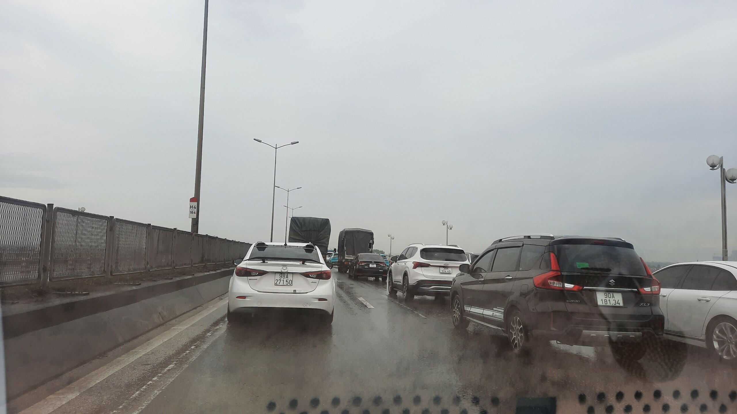 Hiện tượng &ugrave;n tắc c&ograve;n xuất hiện ngay từ tr&ecirc;n cầu Vĩnh Tuy chiều hướng về cao tốc H&agrave; Nội - Hải Ph&ograve;ng