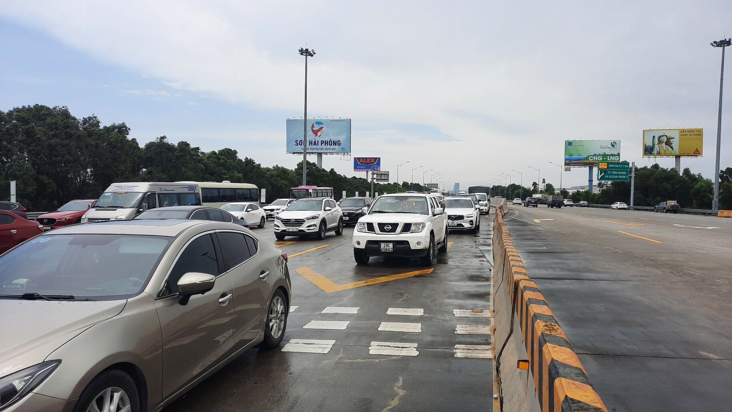 &Ocirc;ng L&ecirc; Văn H&ugrave;ng, Trạm trưởng trạm thu ph&iacute; đầu tuyến cao tốc H&agrave; Nội - Hải Ph&ograve;ng cho biết, hiện tượng đ&ocirc;ng ở đường dẫn v&agrave;o trạm thu ph&iacute; xuất hiện từ chiều h&ocirc;m qua đến h&ocirc;m nay