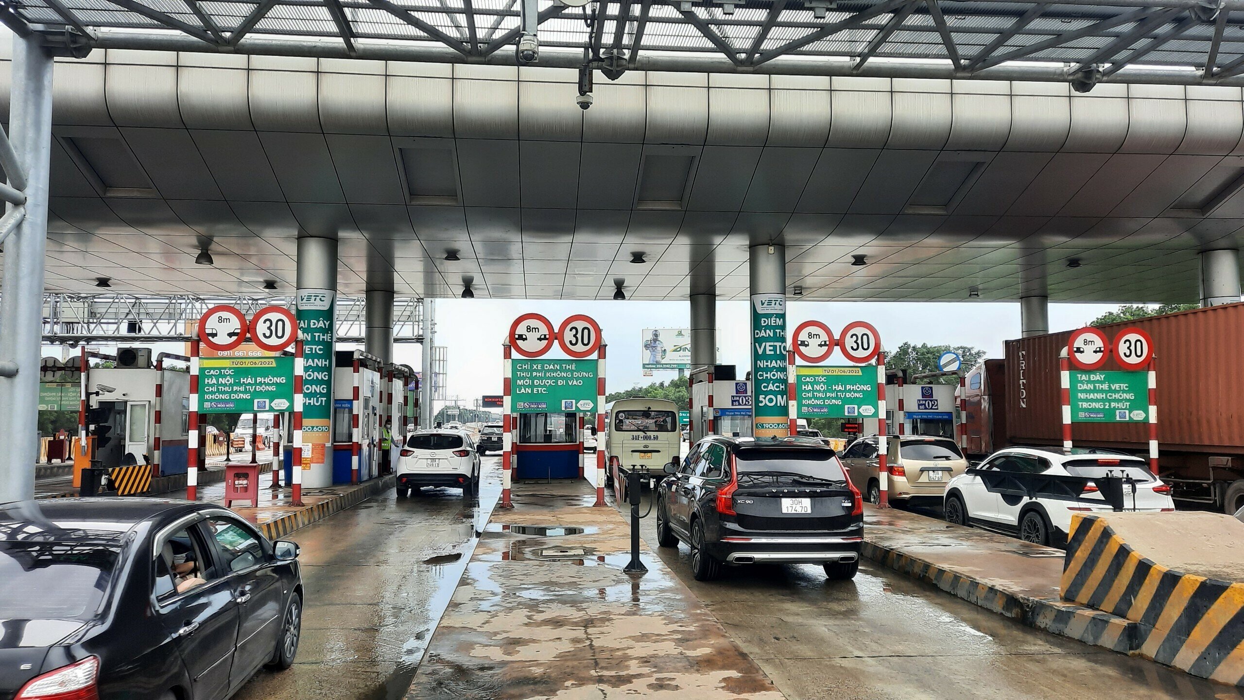 "Hệ thống thu ph&iacute; kh&ocirc;ng dừng vẫn hoạt động th&ocirc;ng suốt, kh&ocirc;ng c&oacute; sự cố g&igrave;. Việc &ugrave;n tắc ở đường dẫn v&agrave;o trạm l&agrave; do lượng xe đổ về đ&acirc;y qu&aacute; đ&ocirc;ng", &ocirc;ng H&ugrave;ng cho biết