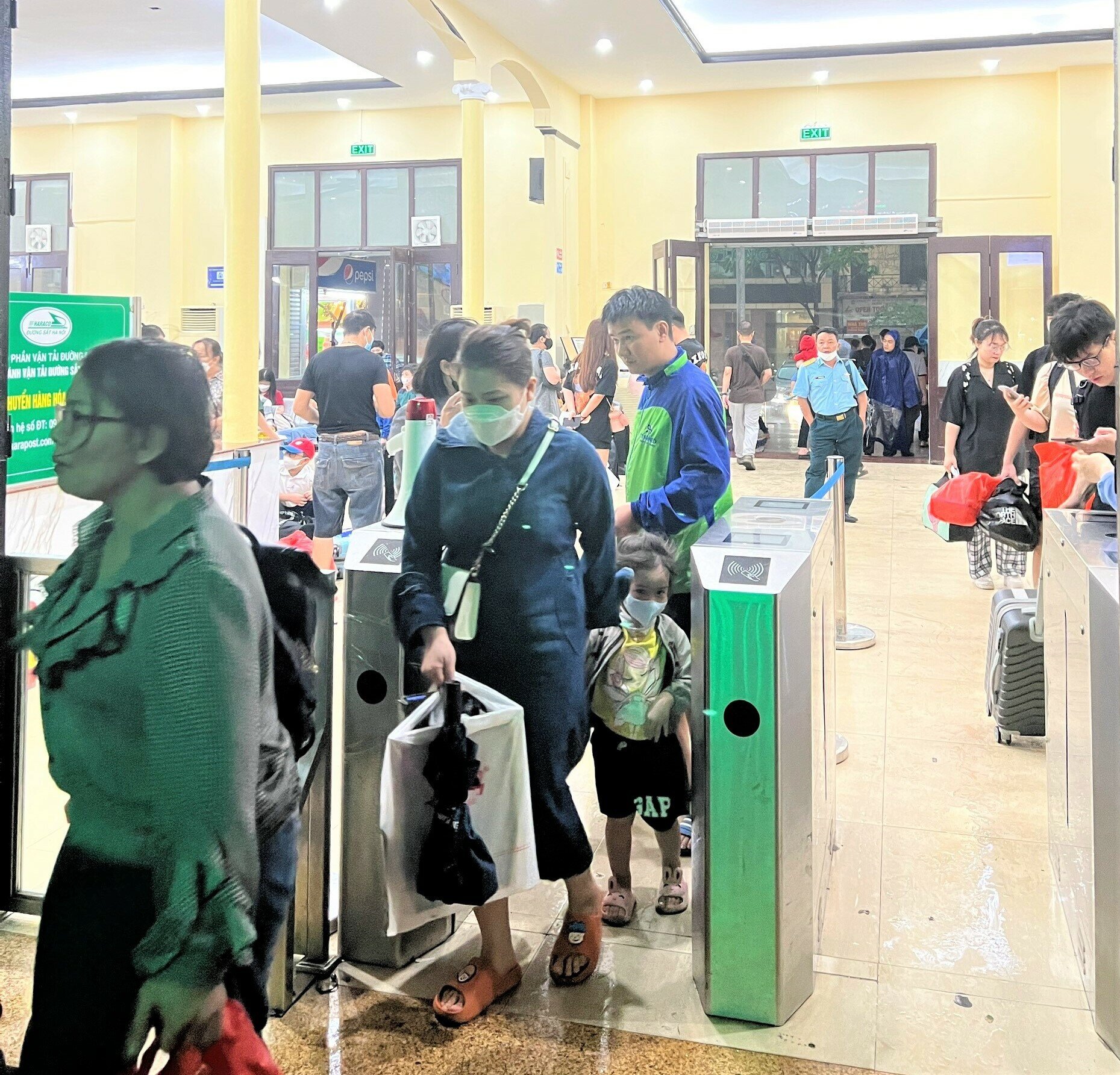 Do gi&atilde;n c&aacute;ch giữa c&aacute;c chuyến t&agrave;u xa, khoảng 1 giờ, nh&agrave; ga lại mở cửa đ&oacute;n kh&aacute;ch sớm n&ecirc;n h&agrave;nh kh&aacute;ch đến l&agrave; v&agrave;o ga, l&ecirc;n t&agrave;u lu&ocirc;n, kh&ocirc;ng phải chờ đợi