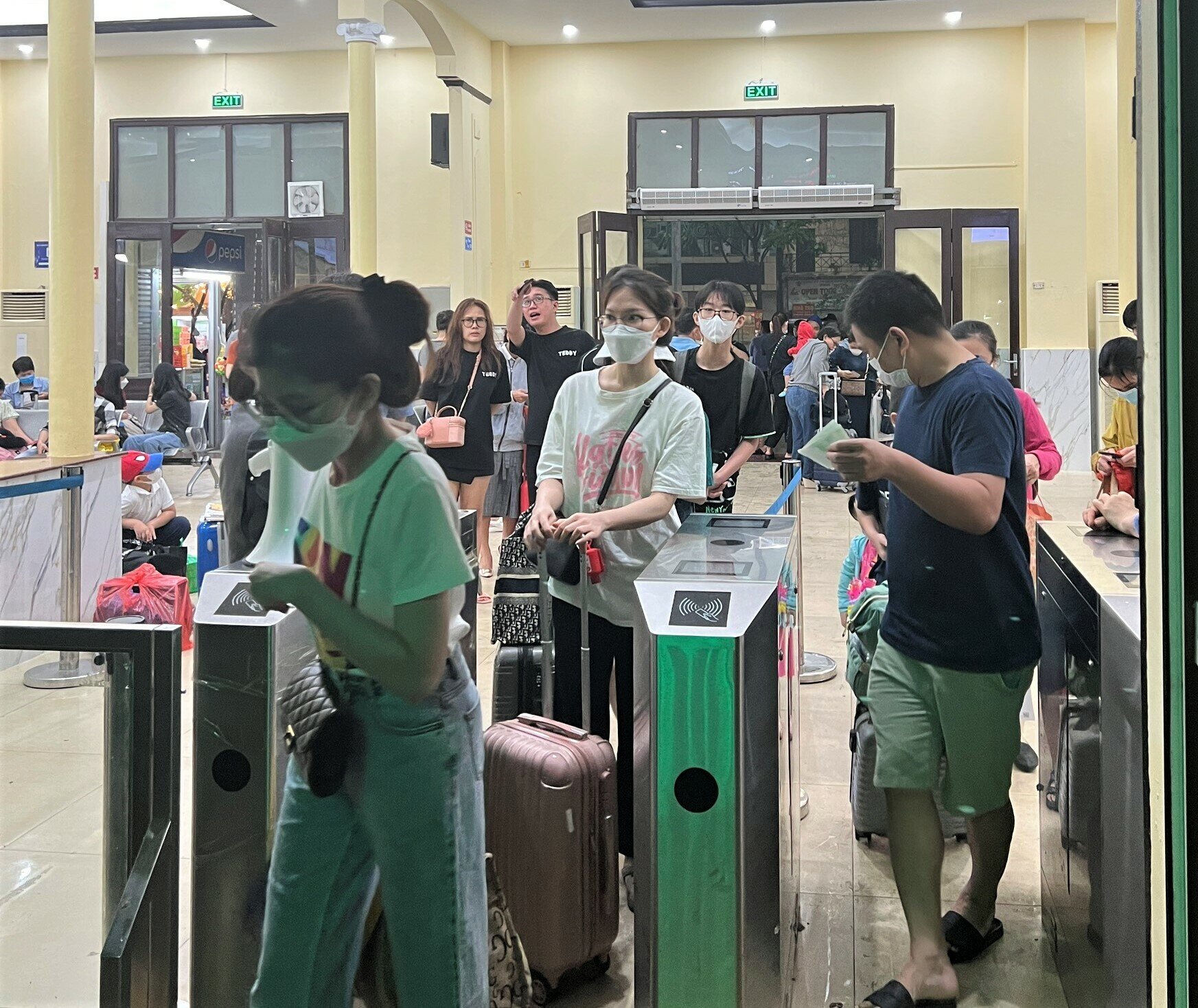 H&agrave;nh kh&aacute;ch qua cửa so&aacute;t v&eacute; thuận lợi