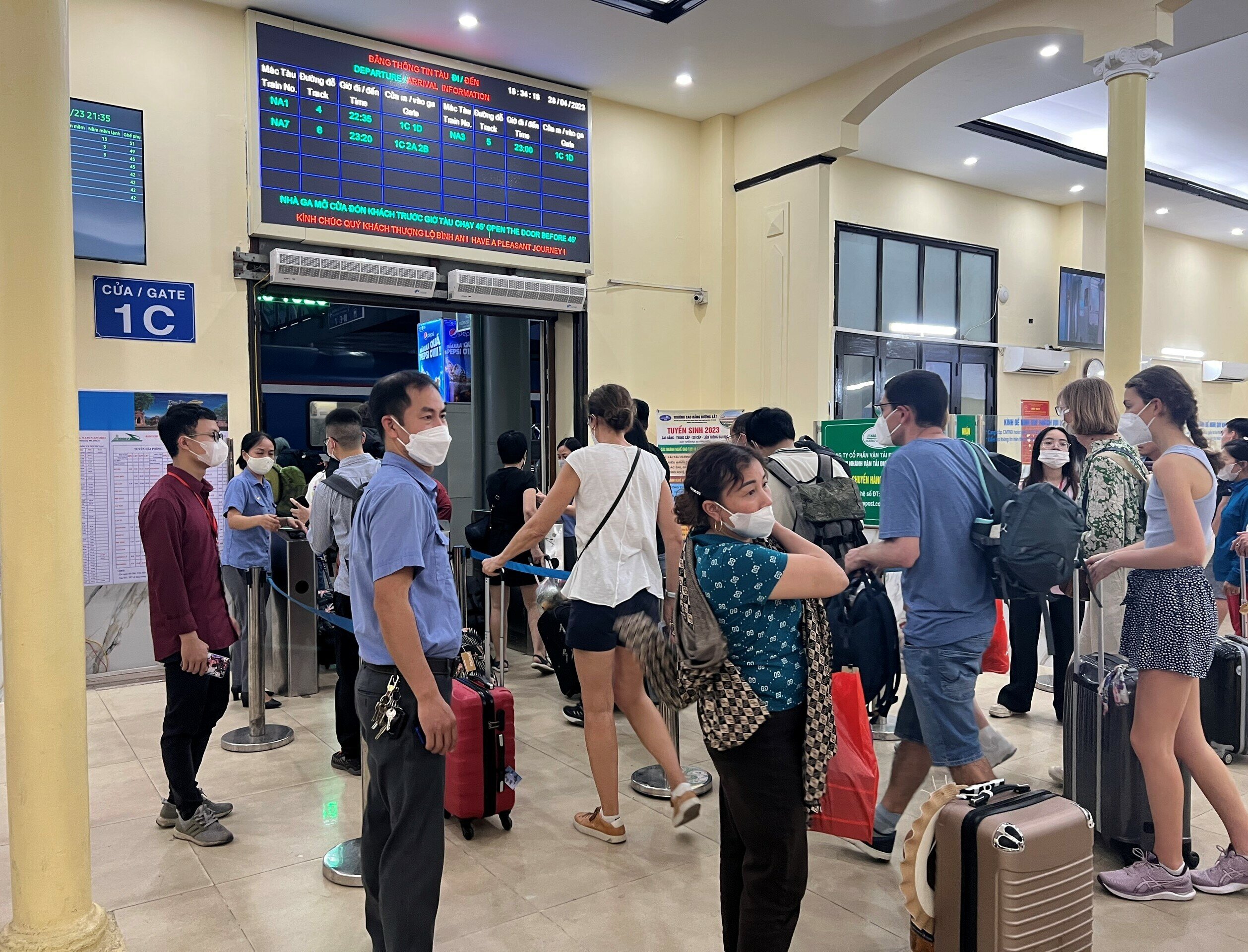 Theo C&ocirc;ng ty CP Vận tải đường sắt H&agrave; Nội, ước t&iacute;nh trong ng&agrave;y h&ocirc;m qua c&oacute; khoảng 12.000 h&agrave;nh kh&aacute;ch đ&atilde; đi c&aacute;c chuyến t&agrave;u xuất ph&aacute;t tại ga H&agrave; Nội v&agrave; ga Long Bi&ecirc;n. (Ảnh: t&agrave;u đ&ocirc;ng k&iacute;n kh&aacute;ch nhưng do nh&agrave; ga mở cửa sớm n&ecirc;n kh&aacute;ch v&agrave;o ga thuận lợi)