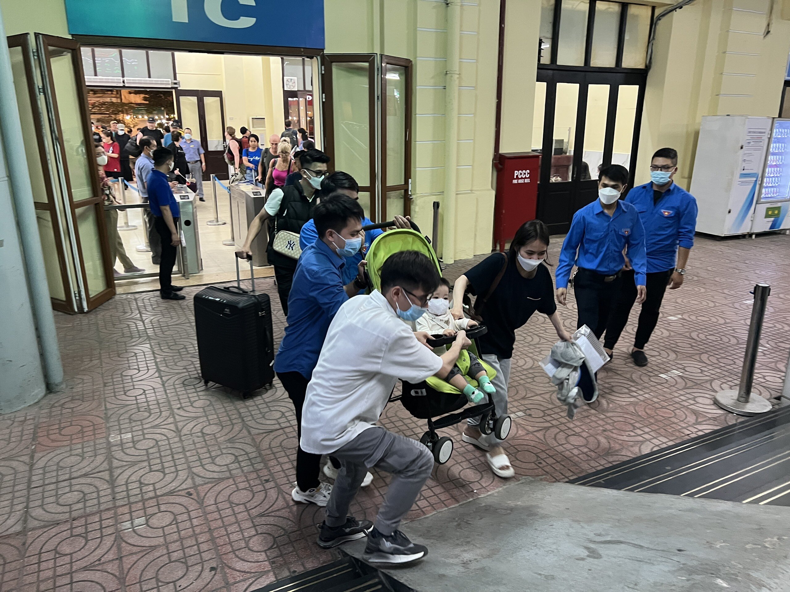 Đường sắt bố tr&iacute; c&aacute;c nh&acirc;n vi&ecirc;n, đo&agrave;n vi&ecirc;n thanh ni&ecirc;n hỗ trợ h&agrave;nh kh&aacute;ch, nhất l&agrave; c&aacute;c h&agrave;nh kh&aacute;ch nhiều h&agrave;nh l&yacute; lỉnh kỉnh, c&oacute; con nhỏ