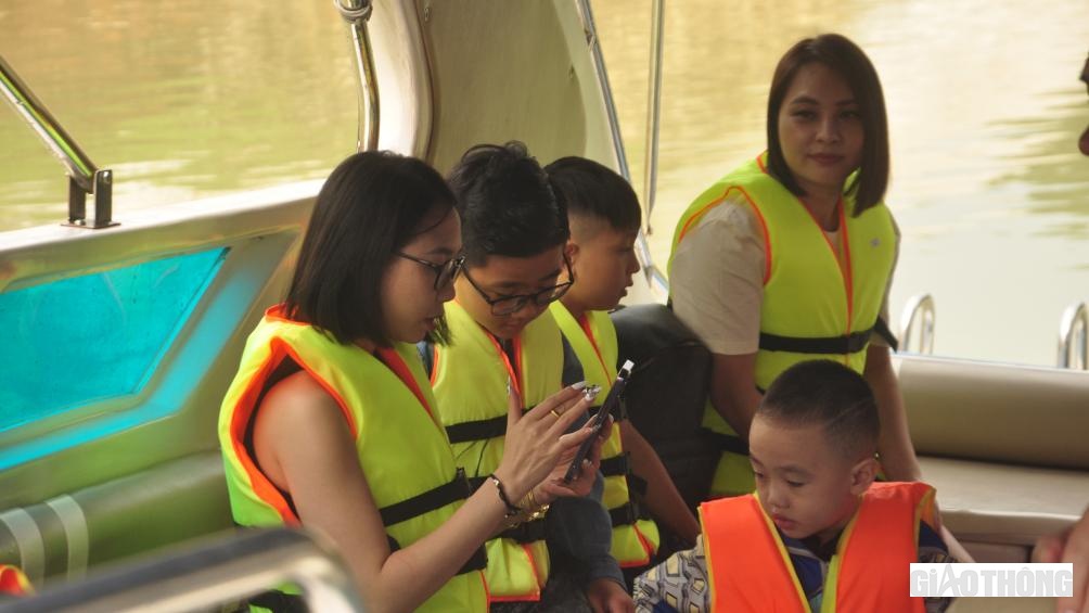 10 năm trở lại đ&acirc;y, tr&ecirc;n tuyến đường thủy hồ Th&aacute;c B&agrave; (Y&ecirc;n B&aacute;i) chưa từng xảy ra TNGT đường thủy, tuy nhi&ecirc;n kh&ocirc;ng phải v&igrave; thế m&agrave; lực lượng chức năng lơ l&agrave; kiểm tra