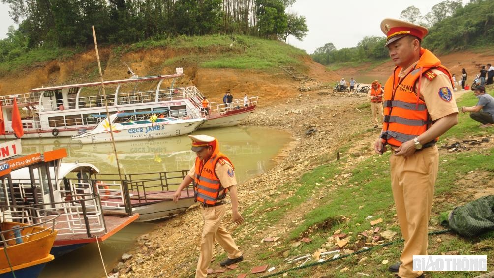 Từ 8h s&aacute;ng 29/4, Tổ c&ocirc;ng t&aacute;c Đội CSGT đường thủy, Ph&ograve;ng CSGT, bắt đầu l&agrave;m nhiệm vụ kiểm so&aacute;t vi phạm nồng độ cồn với người điều khiển t&agrave;u, thuyền chở kh&aacute;ch du lịch v&agrave; t&agrave;u chở h&agrave;ng h&oacute;a tr&ecirc;n v&ugrave;ng hồ Th&aacute;c B&agrave;