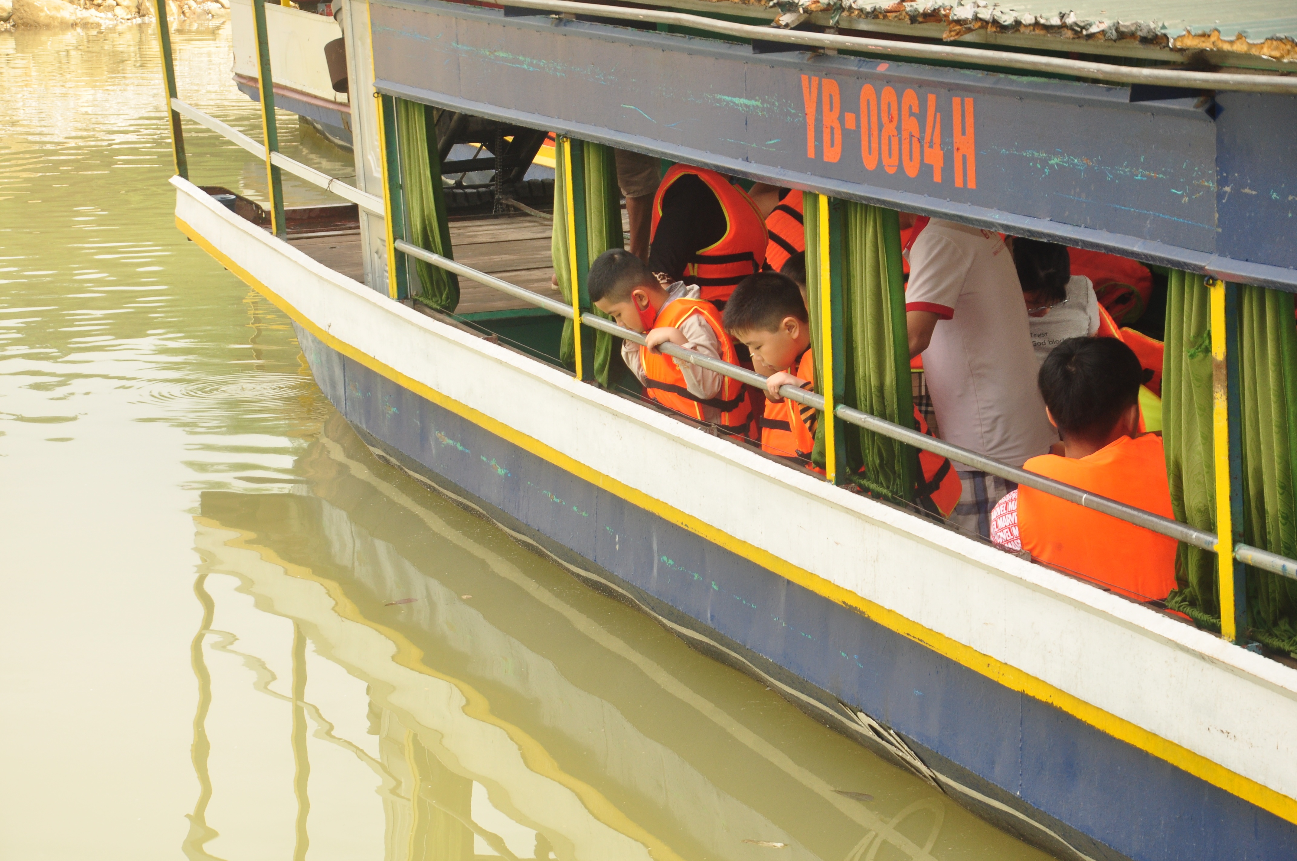 Tại hồ Th&aacute;c B&agrave;, lượng kh&aacute;ch du lịch cũng tăng đột biến, 100% c&aacute;c t&agrave;u chở kh&aacute;ch du lịch đ&atilde; được đặt v&eacute; k&iacute;n chỗ