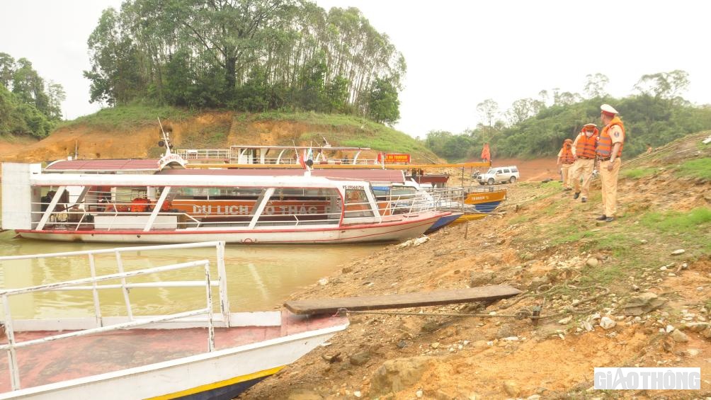 Hiện, tr&ecirc;n hồ Th&aacute;c B&agrave; c&oacute; hơn 40 t&agrave;u chở kh&aacute;ch, trong đ&oacute; c&oacute; hơn 10 t&agrave;u chở kh&aacute;ch theo c&aacute;c tuyến cố định, c&ograve;n lại l&agrave; t&agrave;u chở kh&aacute;ch du lịch
