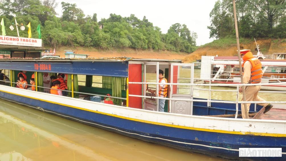 Kỳ nghỉ lễ 30/4, 1/5 v&agrave; Giỗ Tổ H&ugrave;ng Vương năm nay, người d&acirc;n được nghỉ 5 ng&agrave;y li&ecirc;n tiếp, do đ&oacute; nhu cầu đi du lịch tăng cao