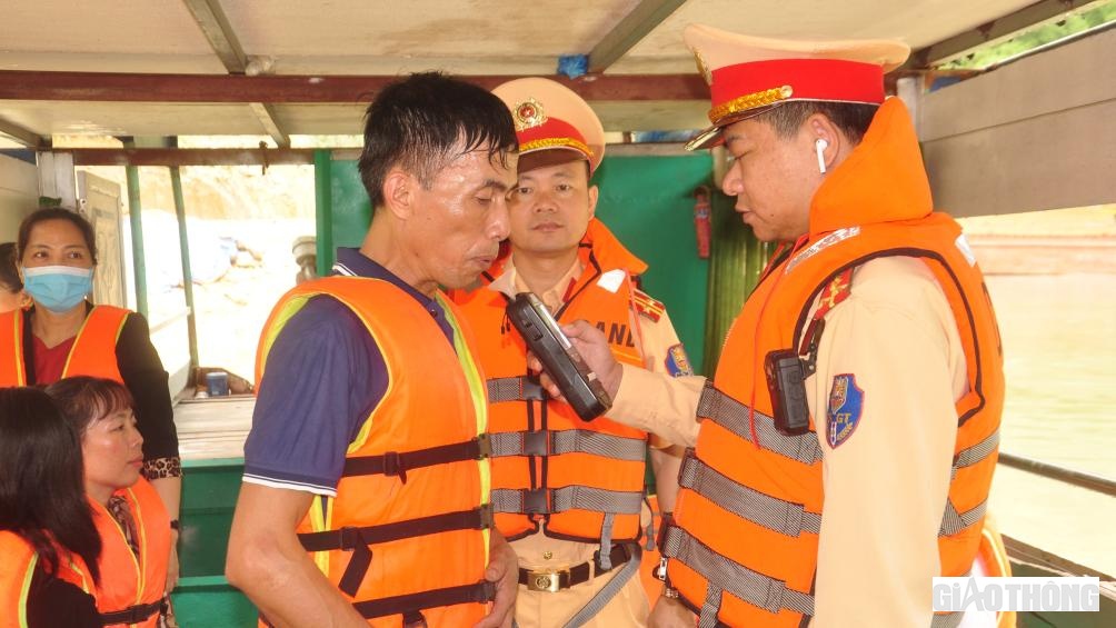 Để đảm bảo trật tự ATGT tr&ecirc;n tuyến đường thủy, Đội CSGT đường thủy C&ocirc;ng an tỉnh phối hợp với Cảng vụ Đường thủy nội địa tuần tra, kiểm so&aacute;t nhằm kịp thời ph&aacute;t hiện những vi phạm như: Phương tiện chở qu&aacute; tải, chở qu&aacute; số người quy định; kh&ocirc;ng đăng k&yacute;, đăng kiểm; người điều khiển phương tiện kh&ocirc;ng c&oacute; bằng, chứng chỉ chuy&ecirc;n m&ocirc;n theo quy định; kh&ocirc;ng trang bị đầy đủ phao cứu sinh cứu đắm, người điều khiển phương tiện vi phạm nồng độ cồn&hellip;