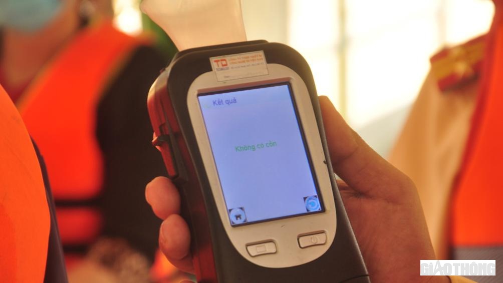 Đội CSGT đ&atilde; kiểm tra nồng độ cồn l&aacute;i t&agrave;u v&agrave; c&aacute;c nh&acirc;n vi&ecirc;n t&agrave;u YB-0868 do &ocirc;ng Đặng Ngọc Chiến l&agrave;m chủ, chở 13 h&agrave;nh kh&aacute;ch. Kết quả, kh&ocirc;ng ai vi phạm nồng độ cồn