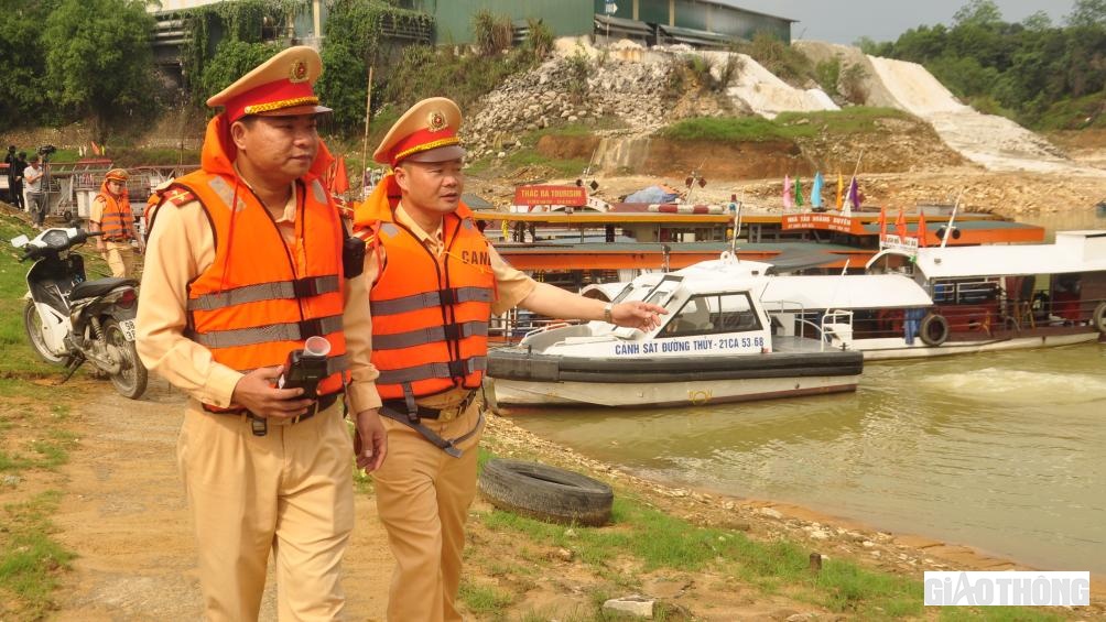 Thực hiện Kế hoạch số 27, Kế hoạch số 28 của C&ocirc;ng an tỉnh Y&ecirc;n B&aacute;i, ngay trong ng&agrave;y đầu ti&ecirc;n của kỳ nghỉ lễ 30/4, 1/5 v&agrave; Giỗ Tổ H&ugrave;ng Vương, Đội CSGT đường thủy C&ocirc;ng an tỉnh phối hợp với Cảng vụ Đường thủy nội địa ra qu&acirc;n kiểm tra c&aacute;c bến, t&agrave;u chở kh&aacute;ch, tăng cường tuần tra, kiểm so&aacute;t, đảm bảo ATGT tr&ecirc;n hồ Th&aacute;c B&agrave; dịp nghỉ lễ n&agrave;y