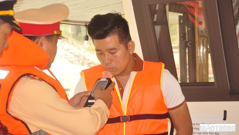 Tất cả thuyền vi&ecirc;n c&aacute;c t&agrave;u hoạt động tr&ecirc;n hồ Th&aacute;c B&agrave; đều được kiểm tra nồng độ cồn