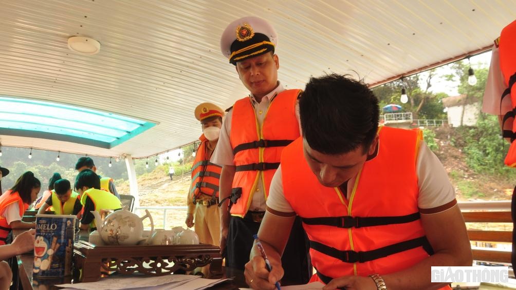 Đội CSGT đường thủy, Ph&ograve;ng CSGT, C&ocirc;ng an tỉnh Y&ecirc;n B&aacute;i cho chủ t&agrave;u k&yacute; cam kết đ&atilde; uống rượu bia kh&ocirc;ng được điều khiển phương tiện