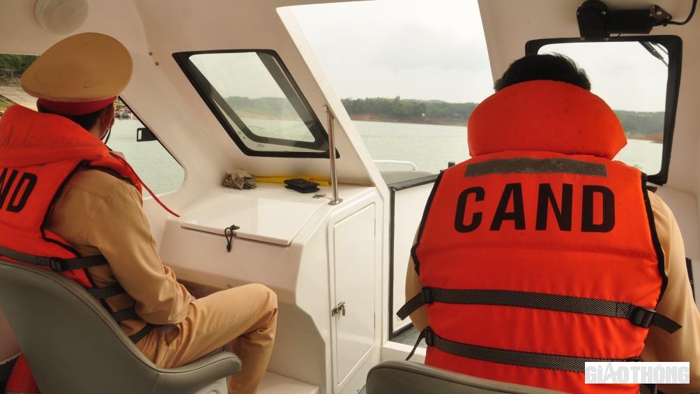 Từ đầu năm đến nay, Đội CSGT đường thủy C&ocirc;ng an tỉnh Y&ecirc;n B&aacute;i đ&atilde; tổ chức 24 ca TTKS, qua đ&oacute;, ph&aacute;t hiện xử l&yacute; 30 trường hợp vi phạm, tạm giữ 3 phương tiện thủy, giao C&ocirc;ng an huyện Y&ecirc;n B&igrave;nh x&aacute;c minh xử l&yacute;; trong đ&oacute; c&oacute; 14 trường hợp l&agrave; phương tiện vận tải h&agrave;nh kh&aacute;ch; 2 trường hợp vi phạm về đăng k&yacute;, đăng kiểm, 8 trường hợp vi phạm chở qu&aacute; số người, 4 trường hợp vi phạm lỗi kh&aacute;c