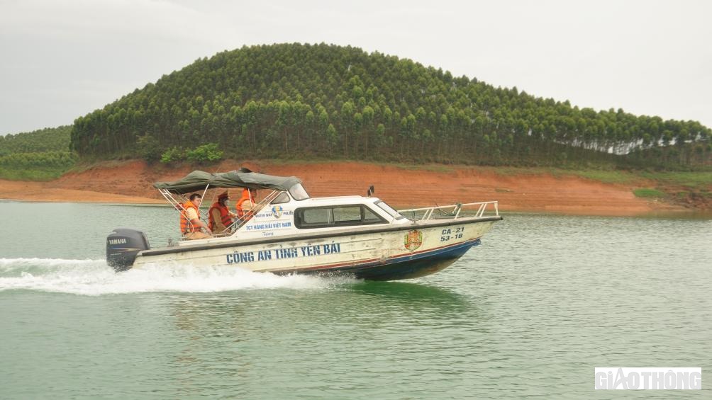 Hai ca n&ocirc; v&agrave; 1 t&agrave;u của lực lượng tuần tra cơ động tr&ecirc;n hồ để kiểm tra c&aacute;c phương tiện thủy qua lại