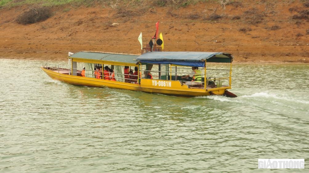 Hầu hết c&aacute;c du kh&aacute;ch đ&atilde; nghi&ecirc;m chỉnh chấp h&agrave;nh mặc &aacute;o phao khi du lịch tr&ecirc;n hồ Th&aacute;c B&agrave;