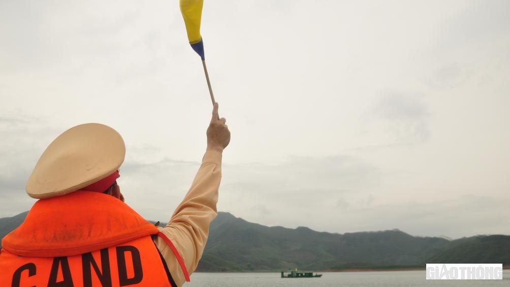 Đến 9h30, lực lượng CSGT ra t&iacute;n hiệu dừng t&agrave;u mang biển số YB- 0078H để kiểm tra