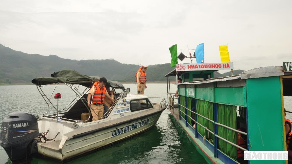 Qu&aacute; tr&igrave;nh kiểm tra, lực lượng CSGT ph&aacute;t hiện 4 h&agrave;nh kh&aacute;ch tr&ecirc;n t&agrave;u kh&ocirc;ng mặc &aacute;o phao v&agrave; dụng cụ nổi n&ecirc;n đ&atilde; nhắc nhở đối với l&aacute;i t&agrave;u v&agrave; h&agrave;nh kh&aacute;ch