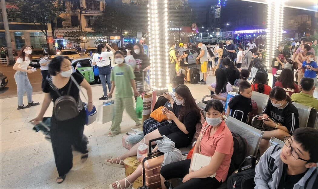 C&ograve;n tối qua (28/4), trước k&igrave; nghỉ lễ, tại ga H&agrave; Nội, đường sắt tổ chức chạy khoảng 15 chuyến t&agrave;u đi c&aacute;c tuyến, bao gồm t&agrave;u tăng cường. C&aacute;c chuyến t&agrave;u cũng cạn sạch v&eacute;. (Ảnh: Nhiều kh&aacute;ch lo nhỡ t&agrave;u n&ecirc;n đến sớm đợi)
