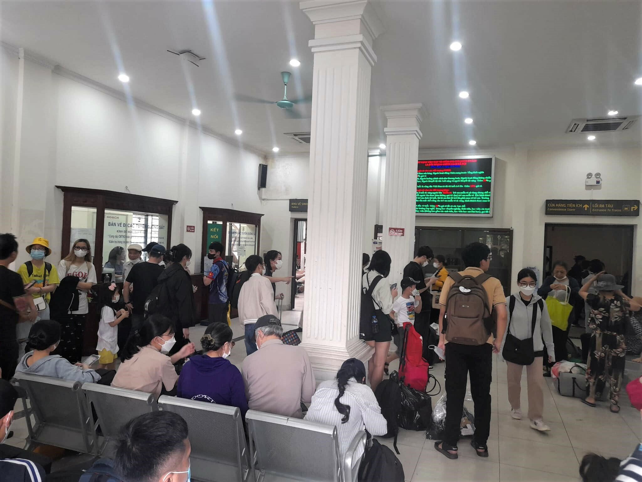 Tại ga Long Bi&ecirc;n, kh&aacute;ch đi t&agrave;u Hải Ph&ograve;ng rất đ&ocirc;ng, chờ t&agrave;u xuất ph&aacute;t ga H&agrave; Nội đến đ&oacute;n. Ng&agrave;y thường, c&aacute;c chuyến t&agrave;u H&agrave; Nội - Hải Ph&ograve;ng xuất ph&aacute;t v&agrave; kết th&uacute;c tại ga Long Bi&ecirc;n, ng&agrave;y lễ được ph&eacute;p đ&oacute;n, trả kh&aacute;ch tại ga H&agrave; Nội