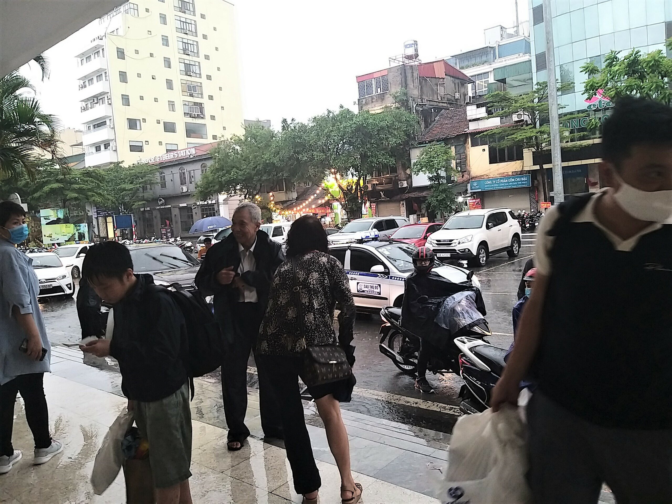 Tổng c&ocirc;ng ty Đường sắt VN cho biết, để phục vụ h&agrave;nh kh&aacute;ch đi lại bằng t&agrave;u hỏa tăng cao dịp n&agrave;y, ngo&agrave;i duy tr&igrave; chạy h&agrave;ng ng&agrave;y c&aacute;c đ&ocirc;i t&agrave;u kh&aacute;ch tr&ecirc;n c&aacute;c tuyến, đường sắt tổ chức chạy tăng cường 56 đo&agrave;n t&agrave;u trong dịp n&agrave;y. Ri&ecirc;ng tại ga H&agrave; Nội s&aacute;ng nay c&oacute; 6 chuyến t&agrave;u xuất ph&aacute;t đi c&aacute;c tỉnh tuyến ph&iacute;a Nam, t&agrave;u đi Thanh H&oacute;a, Hải Ph&ograve;ng. (Ảnh: H&agrave;nh kh&aacute;ch ướt lướt thướt nhưng đến ga kịp giờ chuyến t&agrave;u s&aacute;ng)