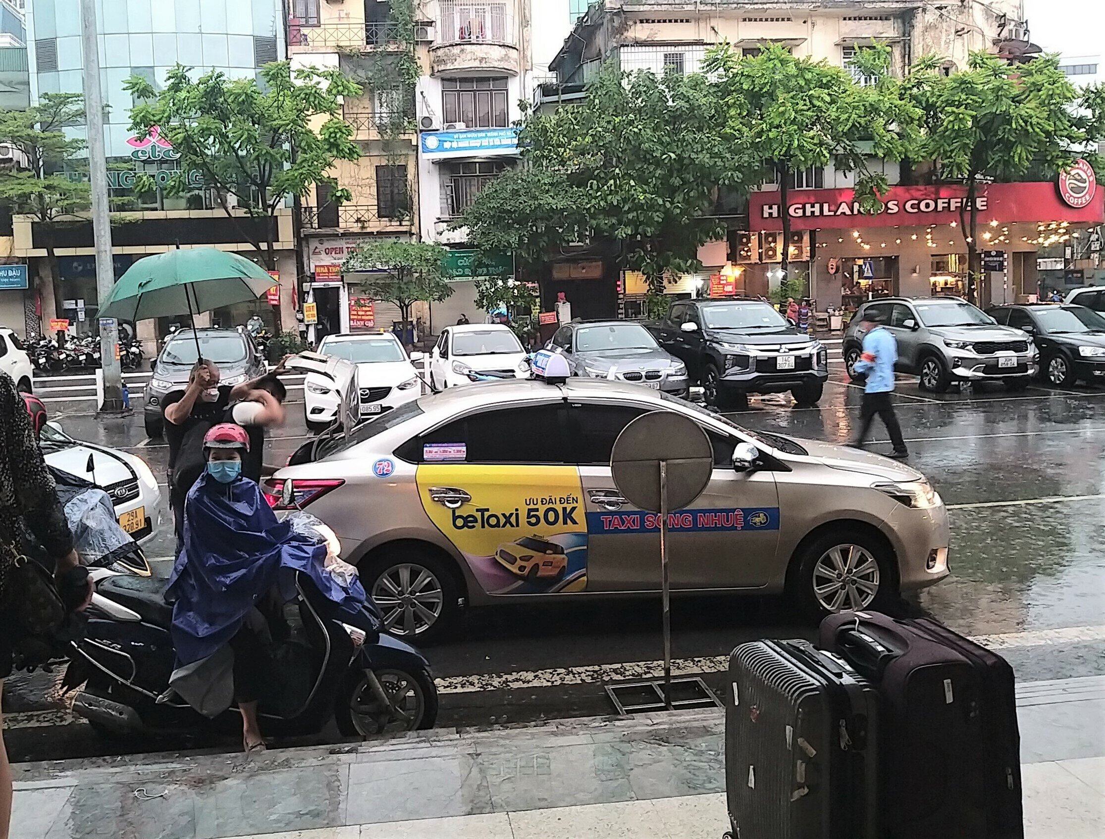 S&aacute;ng nay (29/4), ng&agrave;y đầu ti&ecirc;n k&igrave; nghỉ lễ Giỗ tổ H&ugrave;ng Vương, 30/4 v&agrave; 1/5 k&eacute;o d&agrave;i 5 ng&agrave;y nhưng trời bất ngờ đổ mưa to. Mặc d&ugrave; vậy, người d&acirc;n vẫn đổ về ga đi t&agrave;u về qu&ecirc;, thăm th&acirc;n