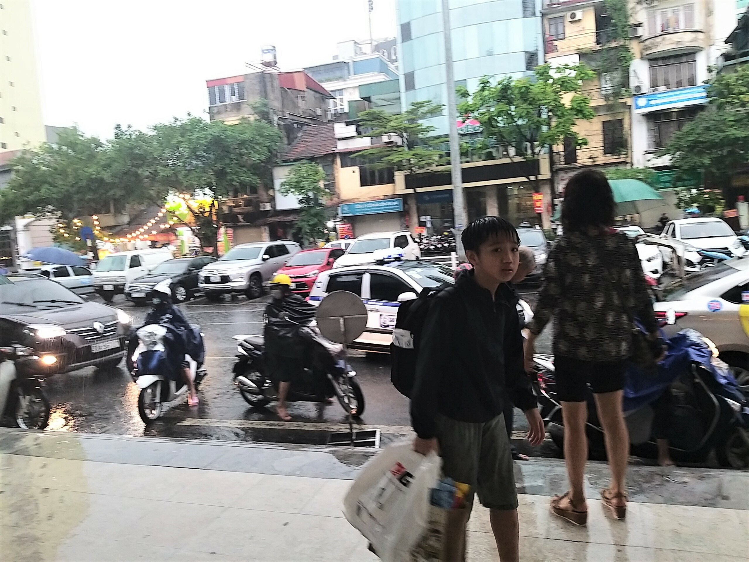 H&agrave;nh kh&aacute;ch nh&iacute; theo gia đ&igrave;nh đi t&agrave;u