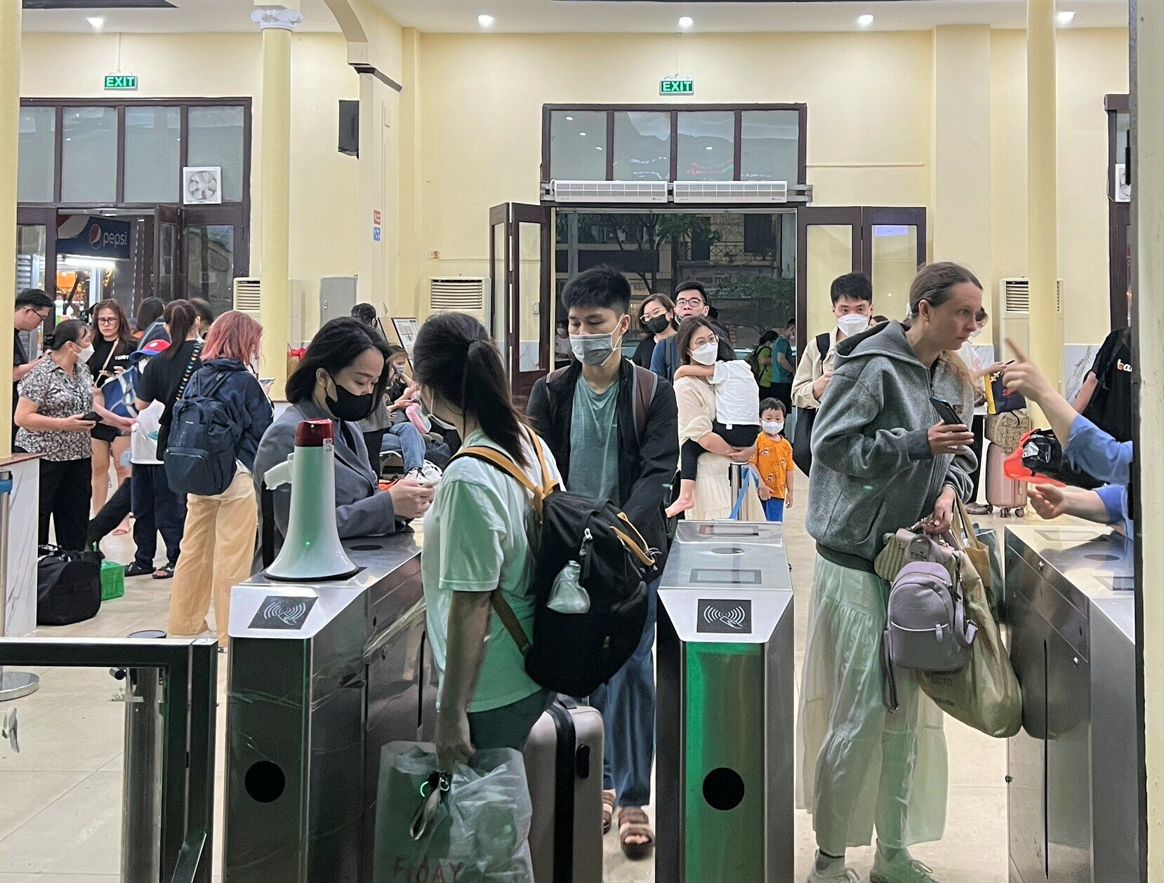 C&aacute;c chuyến t&agrave;u đều hết sạch v&eacute;, bao gồm cả ghế phụ. Đặc biệt t&agrave;u khu đoạn Thanh H&oacute;a, Hải Ph&ograve;ng như TH1, LP3 xuất ph&aacute;t s&aacute;ng nay l&ecirc;n đến hơn 1.000 h&agrave;nh kh&aacute;ch nhưng vẫn đ&ocirc;ng k&iacute;n. (Ảnh: H&agrave;nh kh&aacute;ch tiếp tục đổ về ga, đường sắt bố tr&iacute; nhiều nh&acirc;n vi&ecirc;n hướng dẫn, so&aacute;t v&eacute; n&ecirc;n kh&ocirc;ng &ugrave;n ứ)