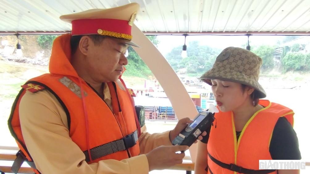 C&aacute;c nữ nh&acirc;n vi&ecirc;n tr&ecirc;n t&agrave;u YB-0868 cũng đều được kiểm tra nồng độ cồn