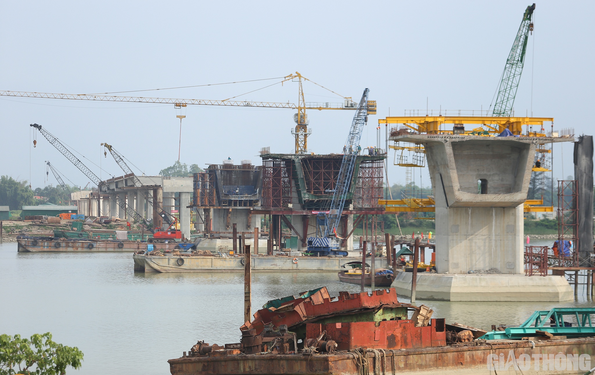 Được biết, ri&ecirc;ng về cầu Hưng Đức, đến nay c&aacute;c đơn vị thi c&ocirc;ng đ&atilde; thi c&ocirc;ng được 772/798 cọc khoan nhồi, 83/91 bệ trụ, mố; 78/91 th&acirc;n trụ, mố; đ&uacute;c được 187/532 dầm Super T&hellip; Dự kiến, trong năm 2023, sẽ ho&agrave;n thiện c&ocirc;ng t&aacute;c b&ecirc; t&ocirc;ng của cầu.